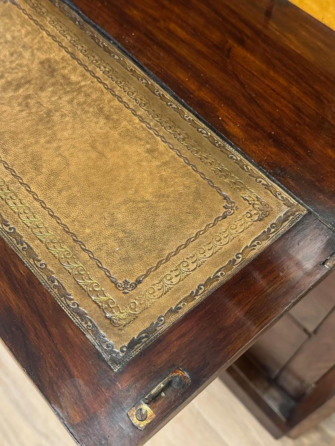 Commode ancienne en noyer Wellington avec secrétaire en vente 6