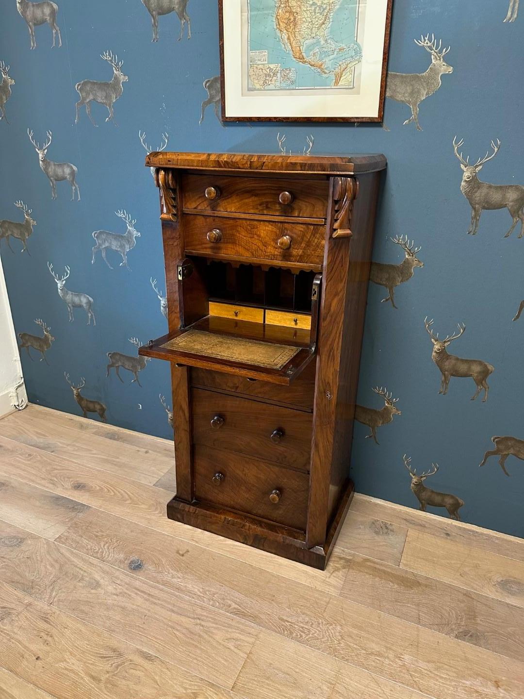 Commode ancienne en noyer Wellington avec secrétaire en vente 7