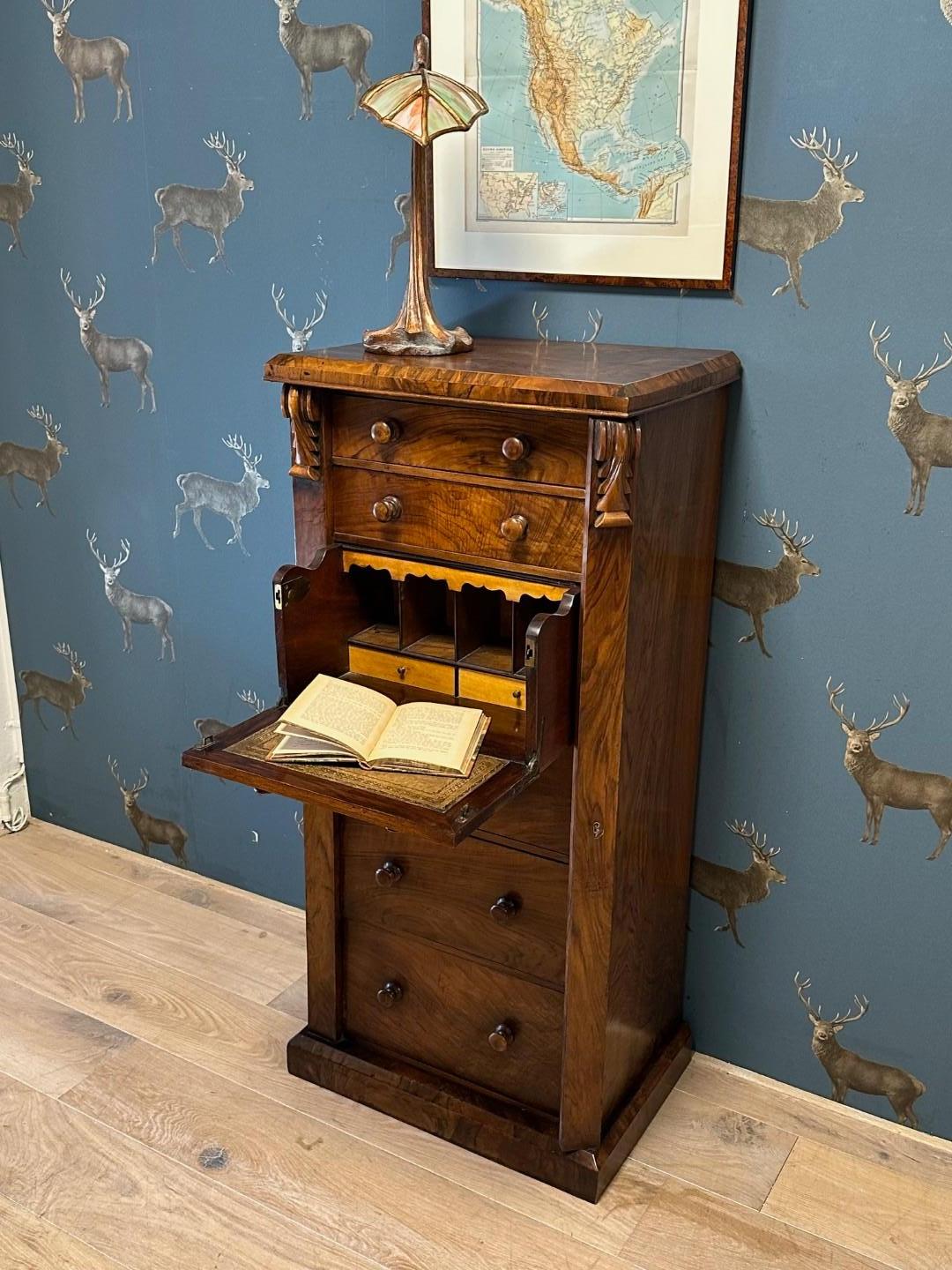 Commode ancienne en noyer Wellington avec secrétaire en vente 8