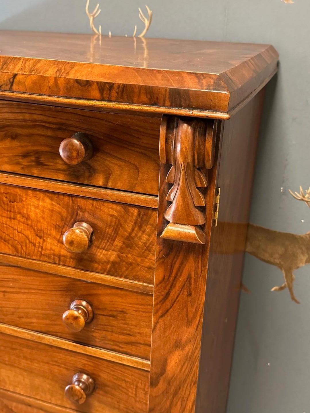 Début de l'époque victorienne Commode ancienne en noyer Wellington avec secrétaire en vente