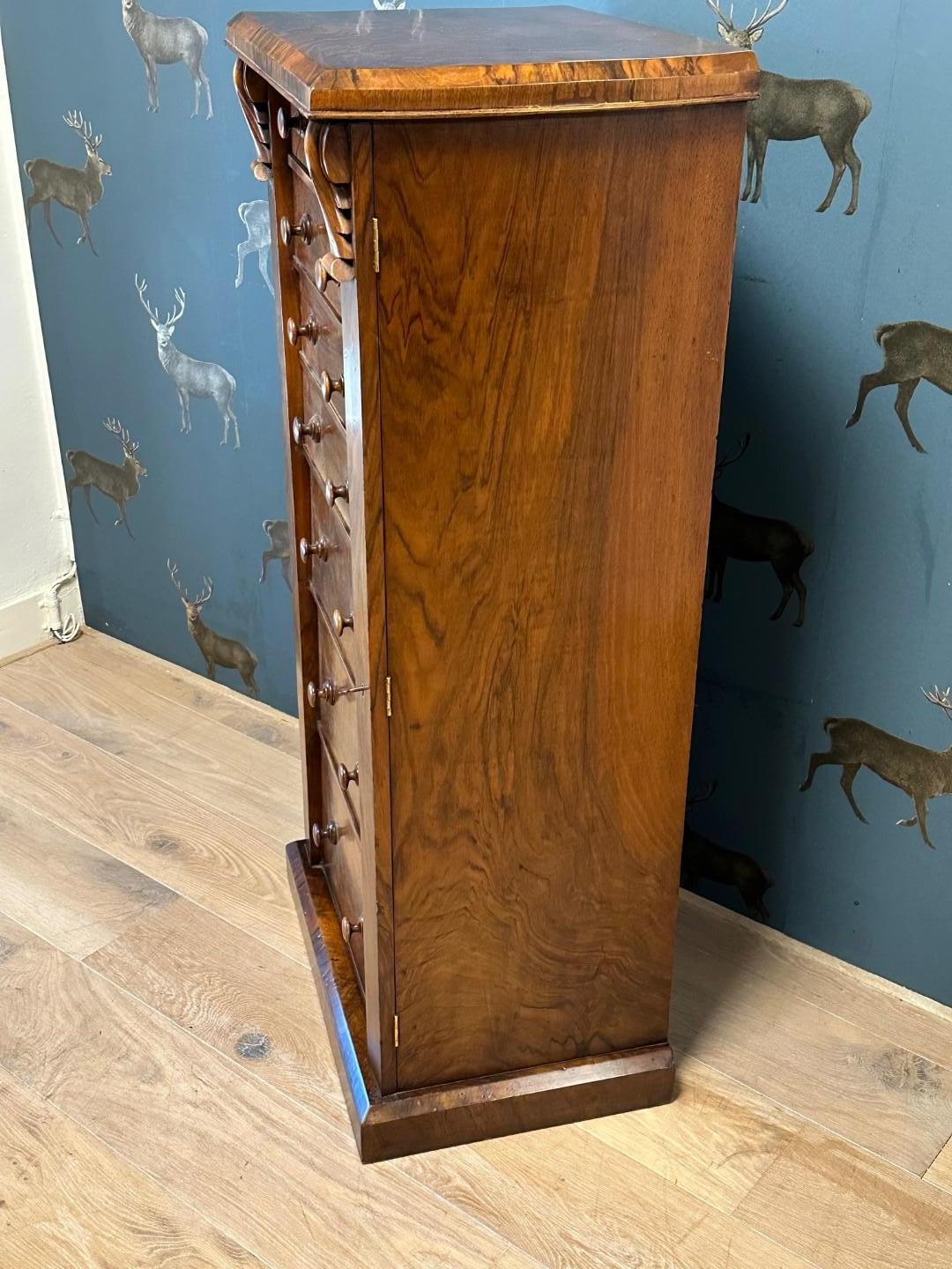 Commode ancienne en noyer Wellington avec secrétaire Bon état - En vente à Eindhoven, NL