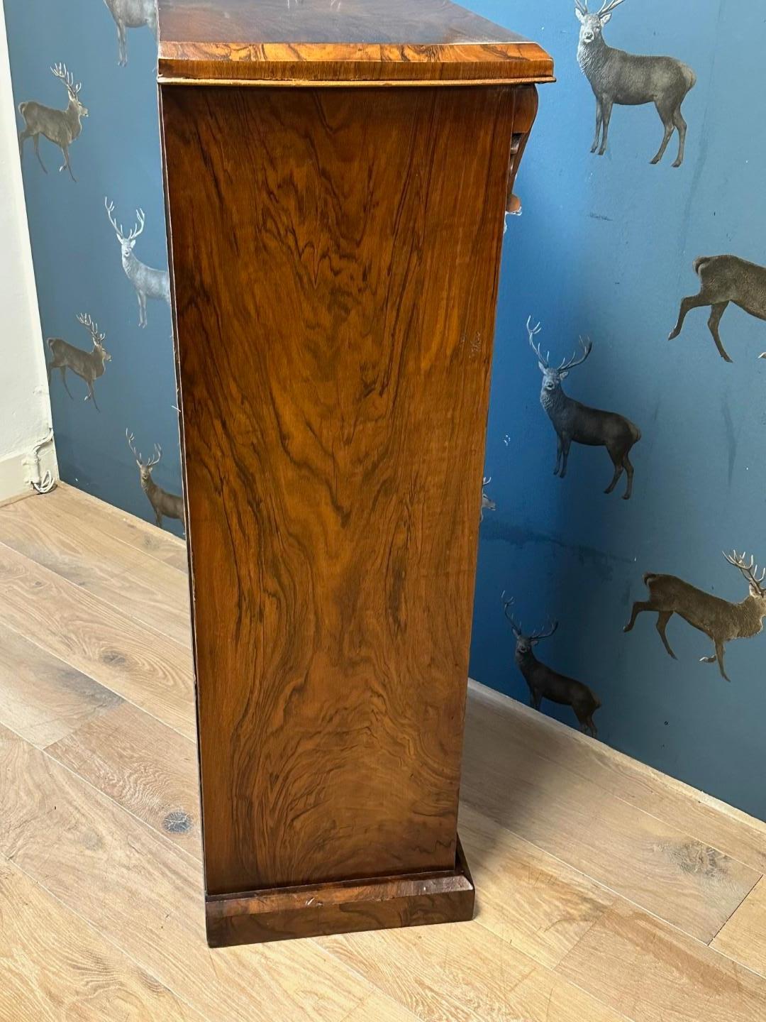 Milieu du XIXe siècle Commode ancienne en noyer Wellington avec secrétaire en vente