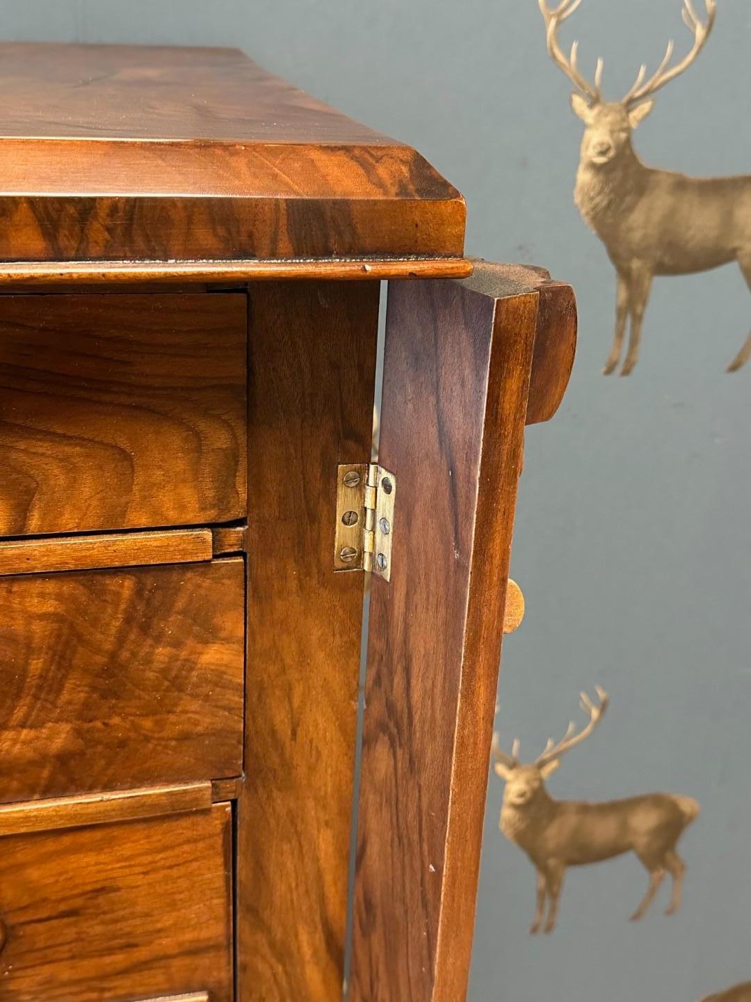 Commode ancienne en noyer Wellington avec secrétaire en vente 1