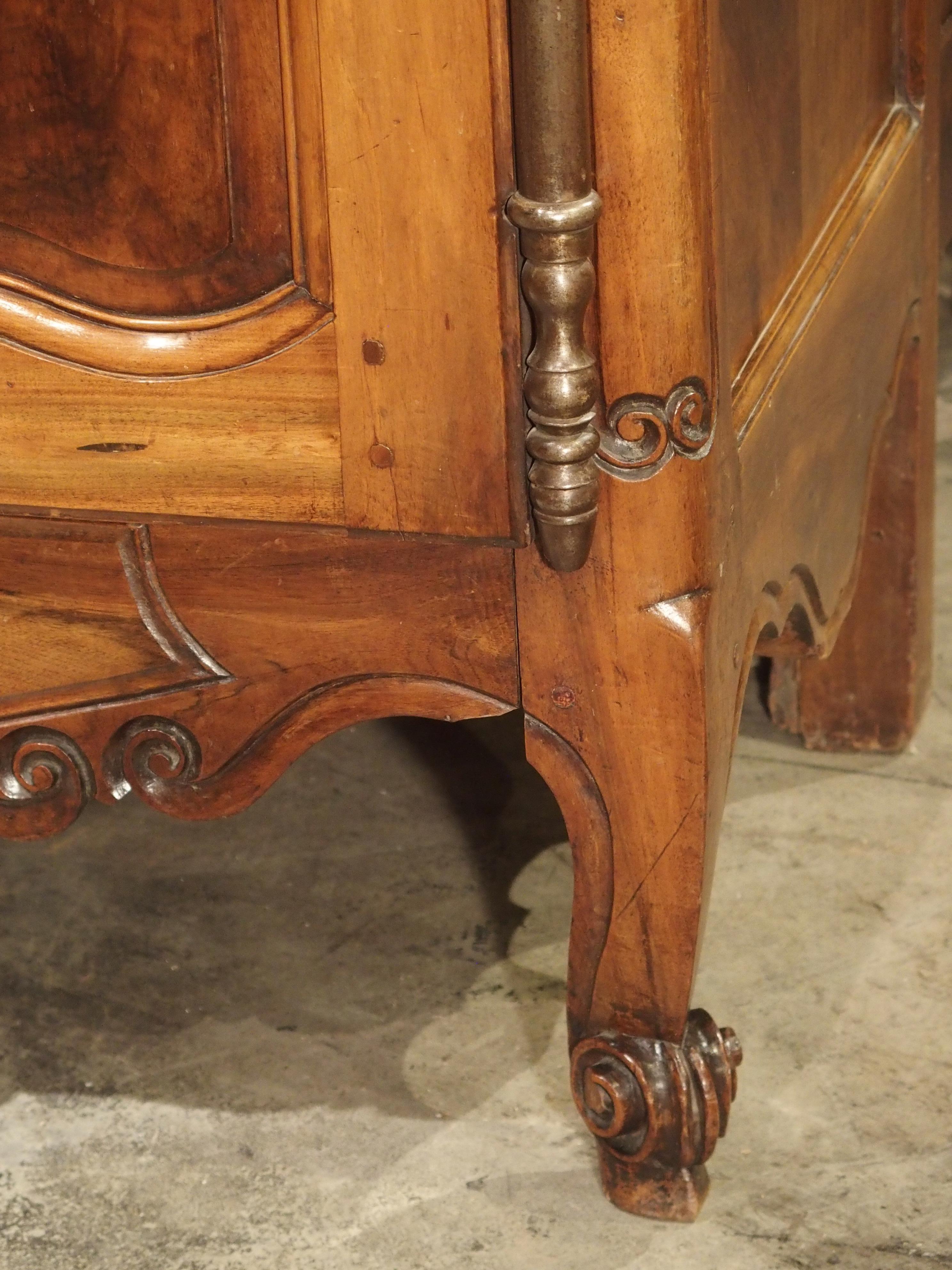 Antiker Schrank aus Nussbaumholz von Fourques, Frankreich, um 1820 (Louis XV.) im Angebot