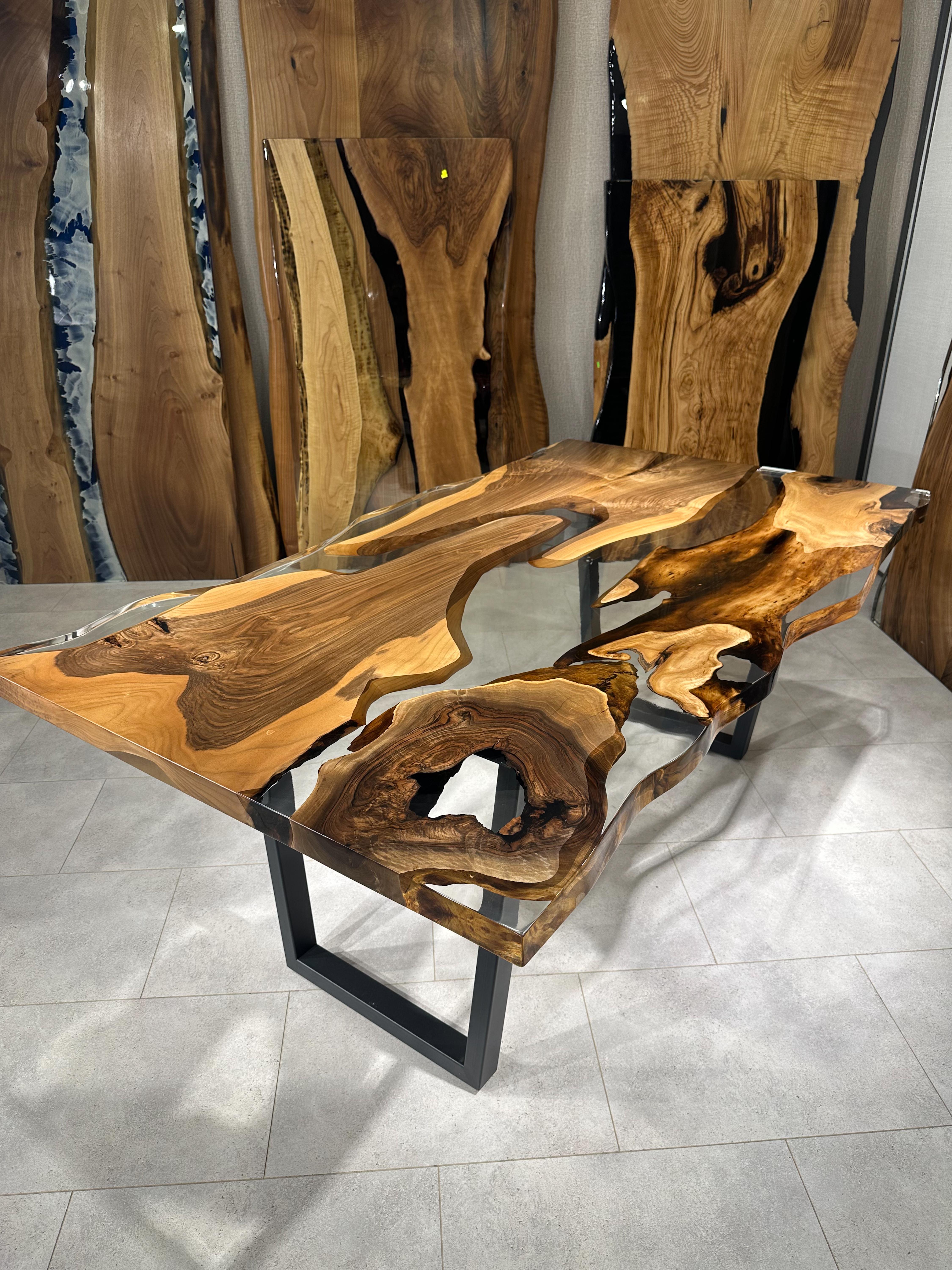 Table de salle à manger en résine époxy claire sur mesure en noyer 

Cette table est fabriquée en bois de noyer vieux de 500 ans. Les veines et la texture du bois décrivent l'aspect d'un bois de noyer naturel.
Elle peut être utilisée comme table de
