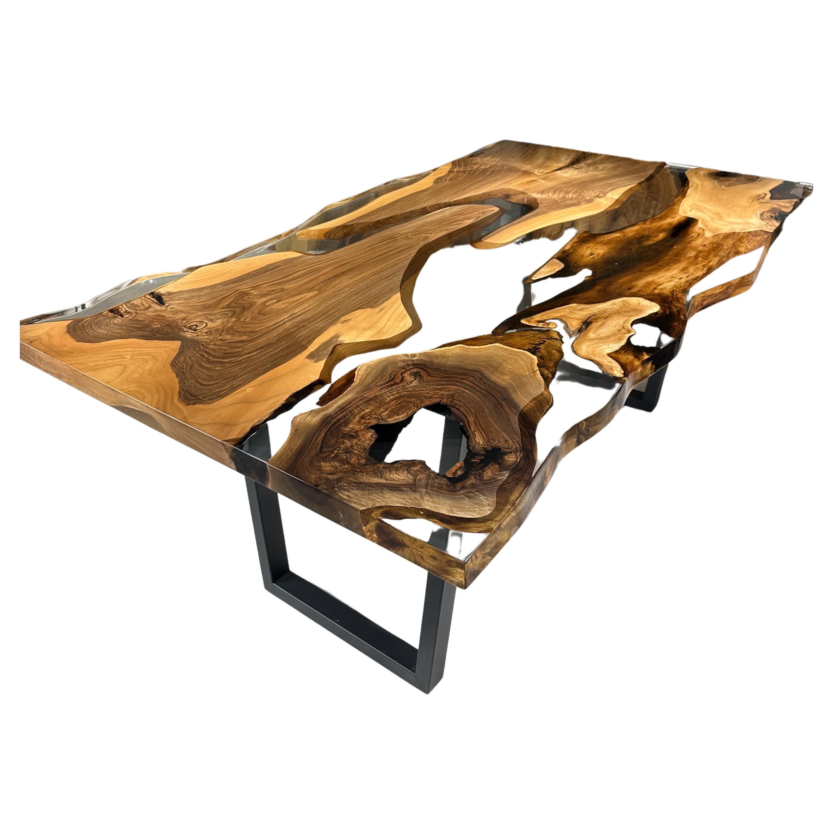 Table de salle à manger antique en bois de noyer et résine époxy River Live Edge en vente