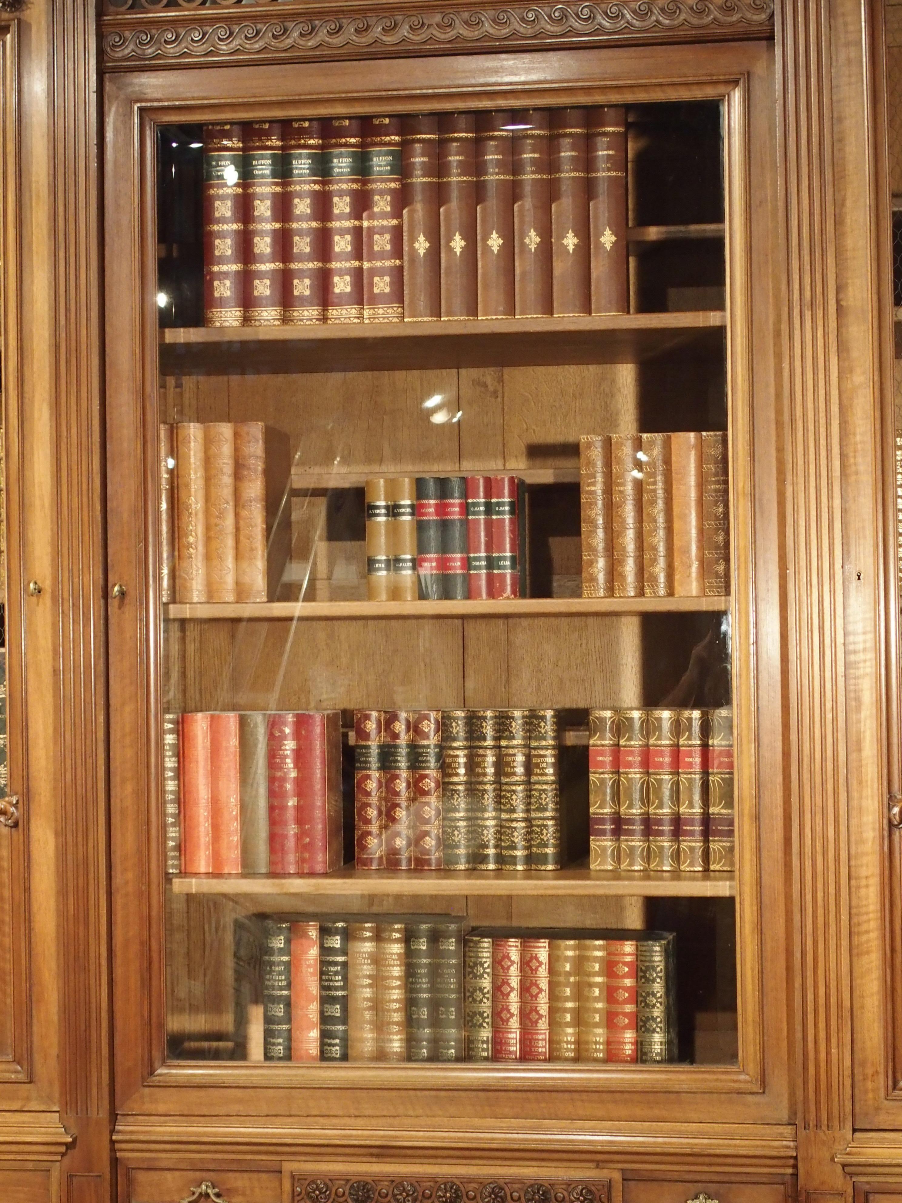Bibliothèque ancienne en bois de noyer de style Louis XVI de France:: datant d'environ 1880 2