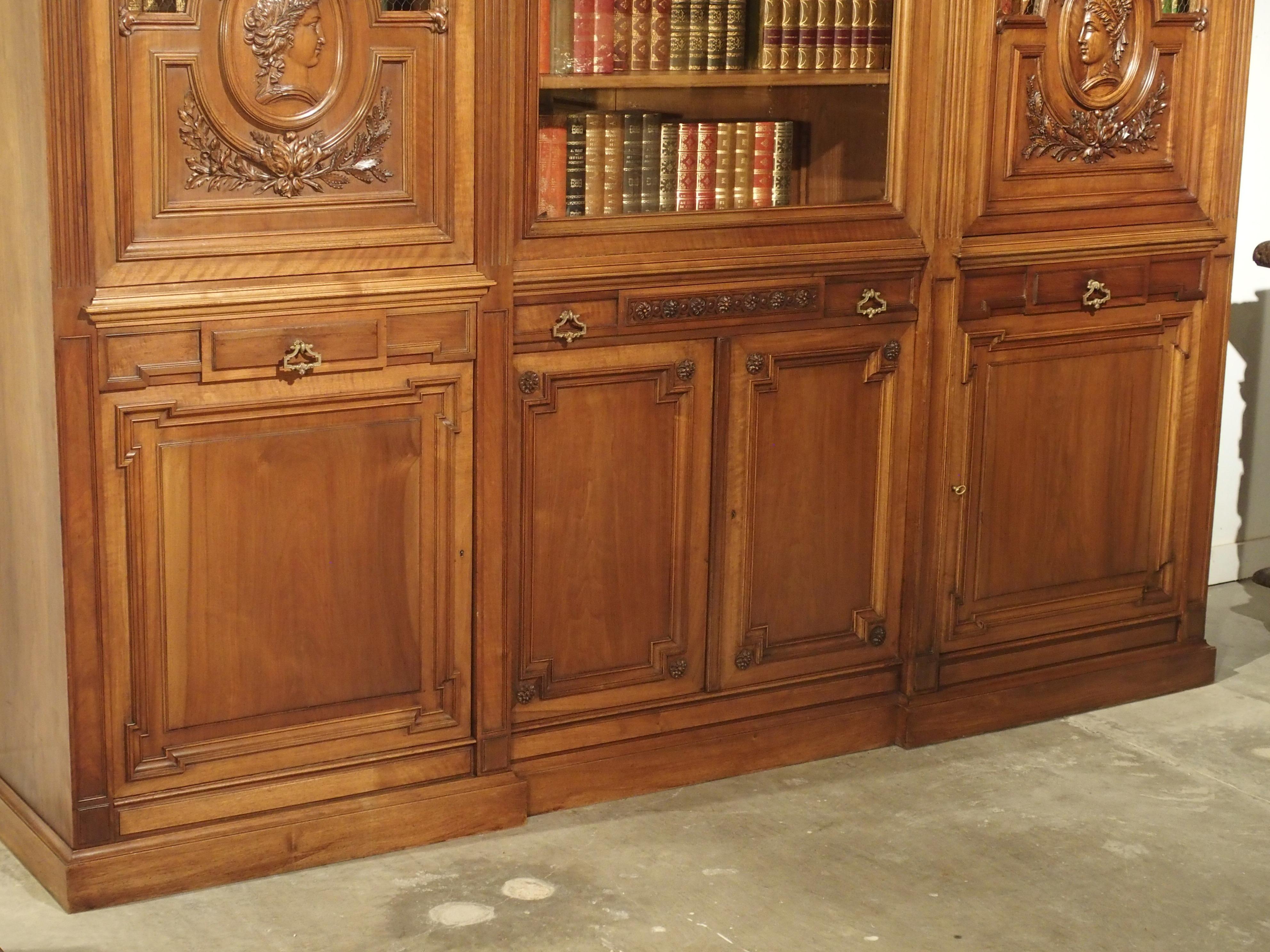 Bibliothèque ancienne en bois de noyer de style Louis XVI de France:: datant d'environ 1880 9