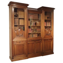 Bibliothèque ancienne en bois de noyer de style Louis XVI de France:: datant d'environ 1880