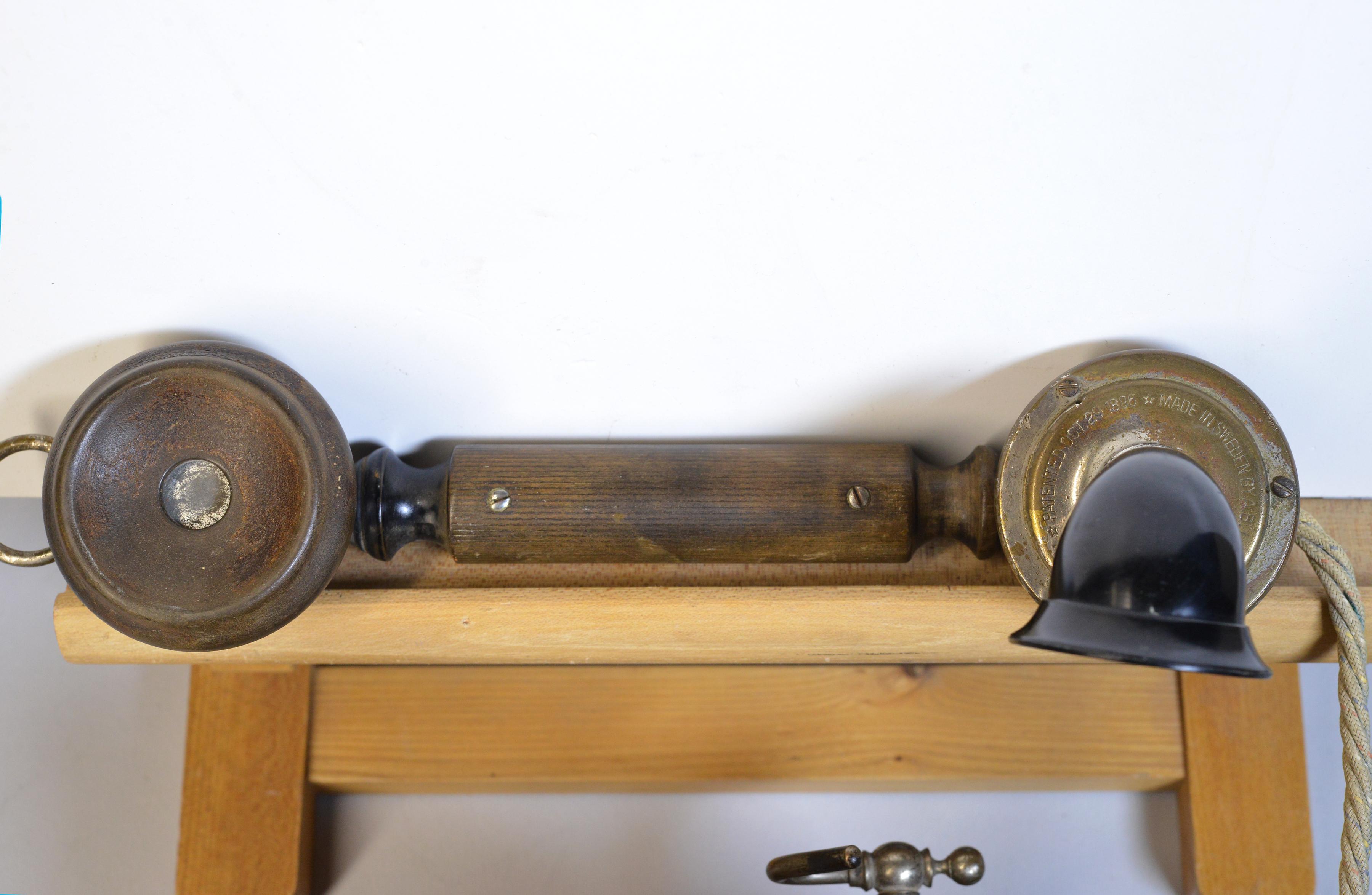 Antique Walnut Wood Wall telephone L.M.Ericsson AB130 Crank Magneto  For Sale 3