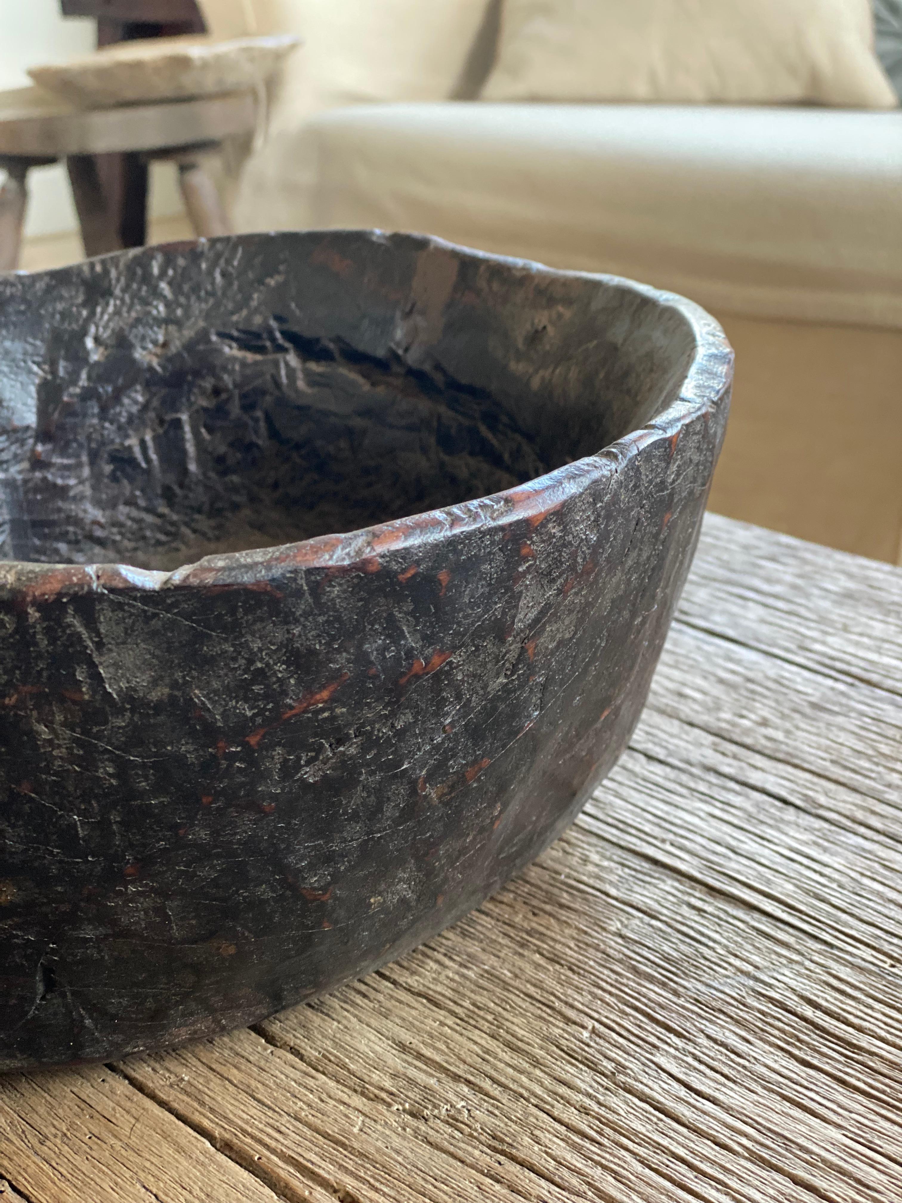 Sculpted large Walnut bowl in a dark ebonized finish.
At the bottom of the bowl is a wooden triangular insert, which may have originally been there or was later restored. In any case old and not recently made.
Charming beautiful piece with lots of