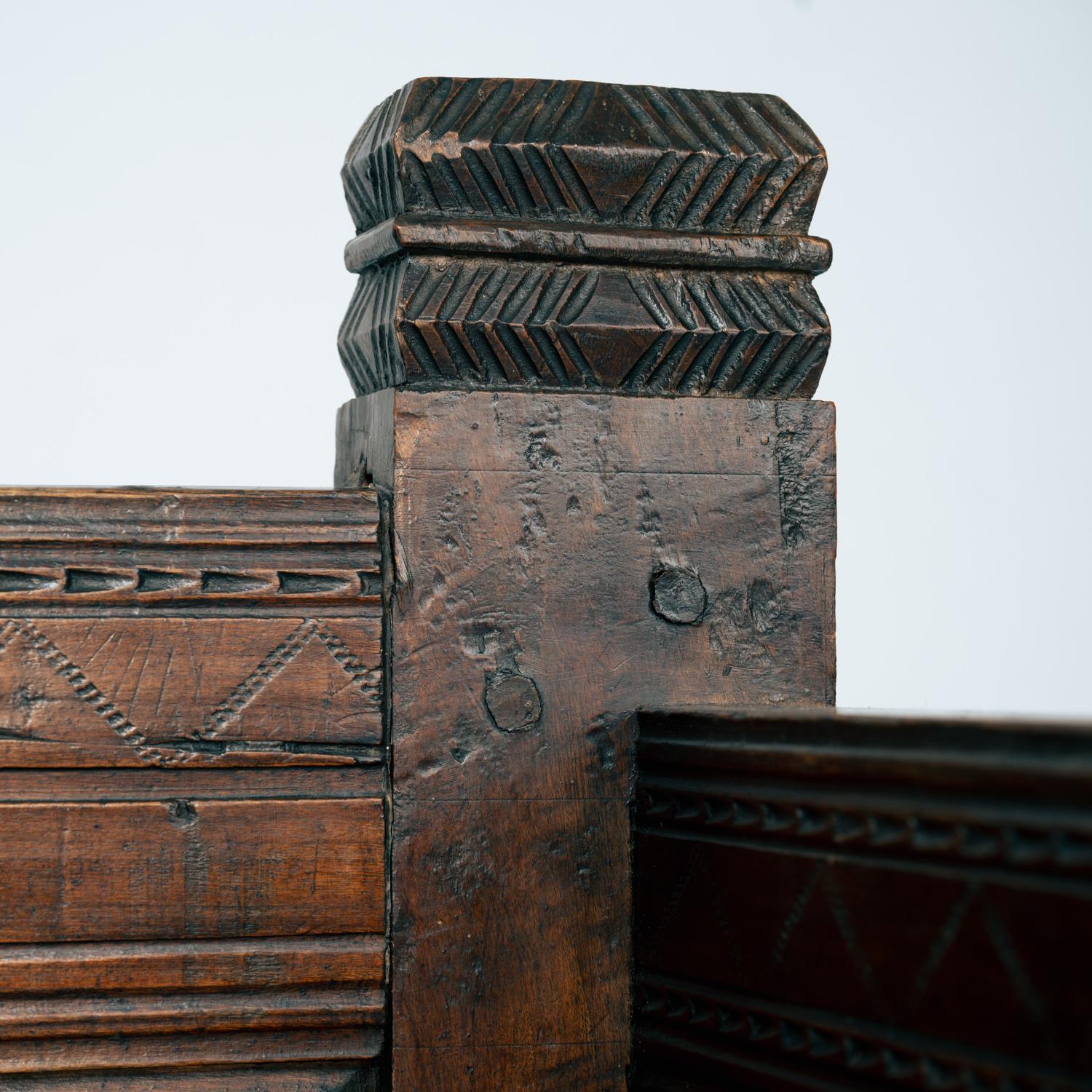 Antike spanische Siesta-Bank aus Nussbaumholz, Spanien Mitte 1700 im Angebot 3