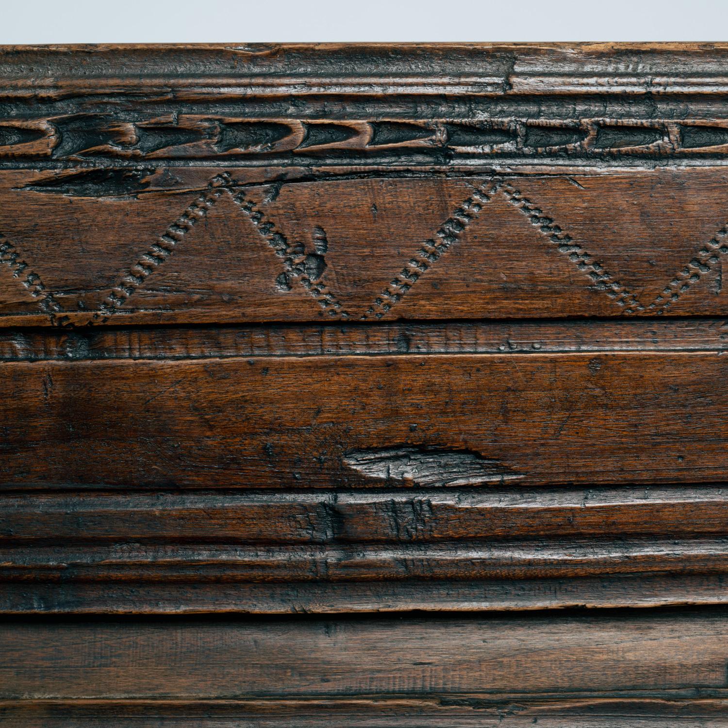 Antike spanische Siesta-Bank aus Nussbaumholz, Spanien Mitte 1700 im Angebot 4