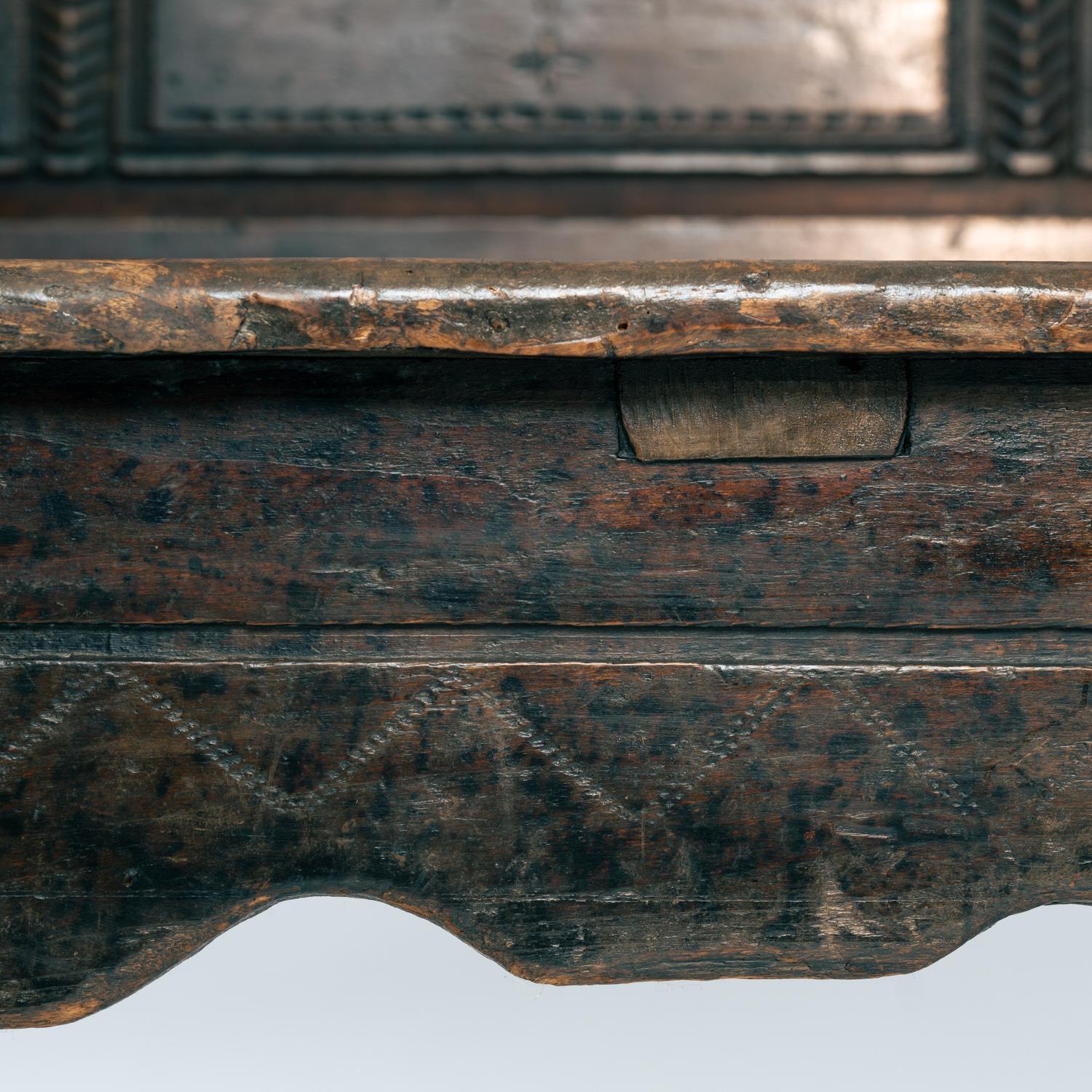 Antike spanische Siesta-Bank aus Nussbaumholz, Spanien Mitte 1700 im Angebot 5