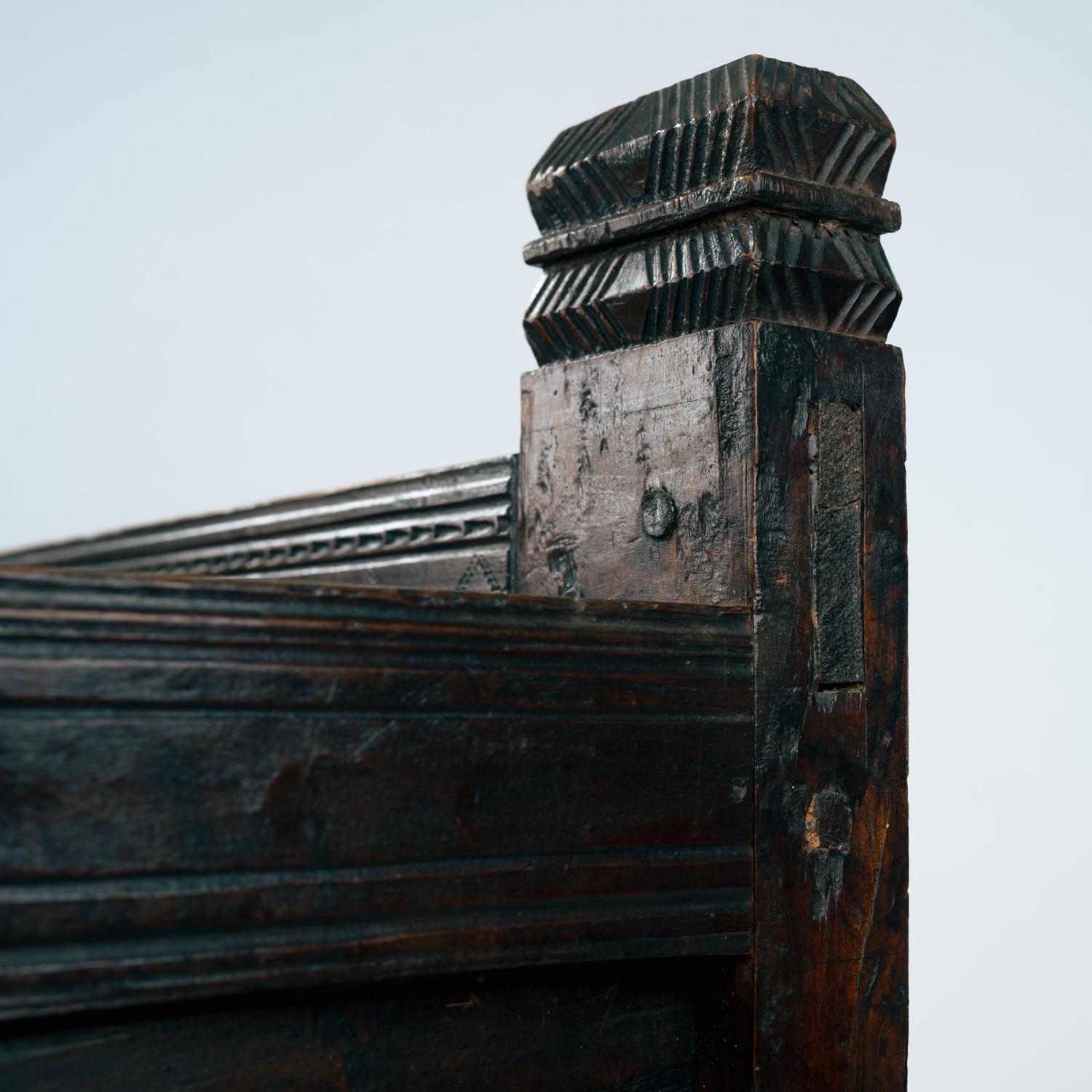 Antike spanische Siesta-Bank aus Nussbaumholz, Spanien Mitte 1700 im Angebot 7