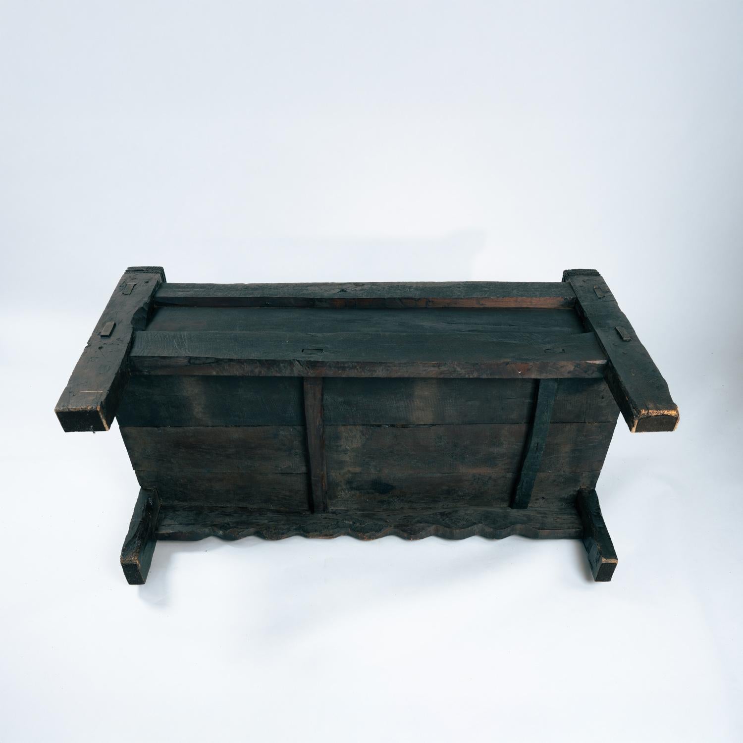 Antike spanische Siesta-Bank aus Nussbaumholz, Spanien Mitte 1700 im Angebot 9