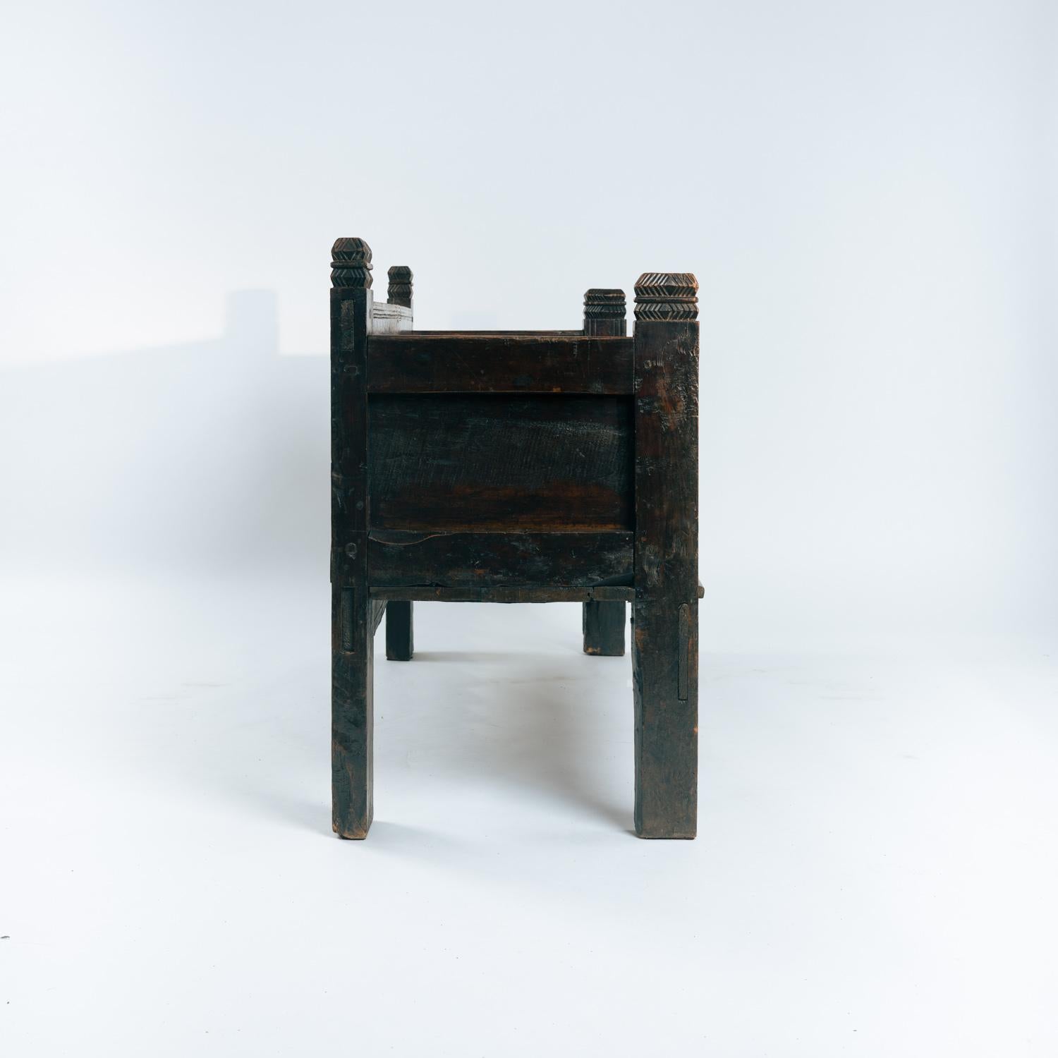 Antike spanische Siesta-Bank aus Nussbaumholz, Spanien Mitte 1700 (Spanisch) im Angebot