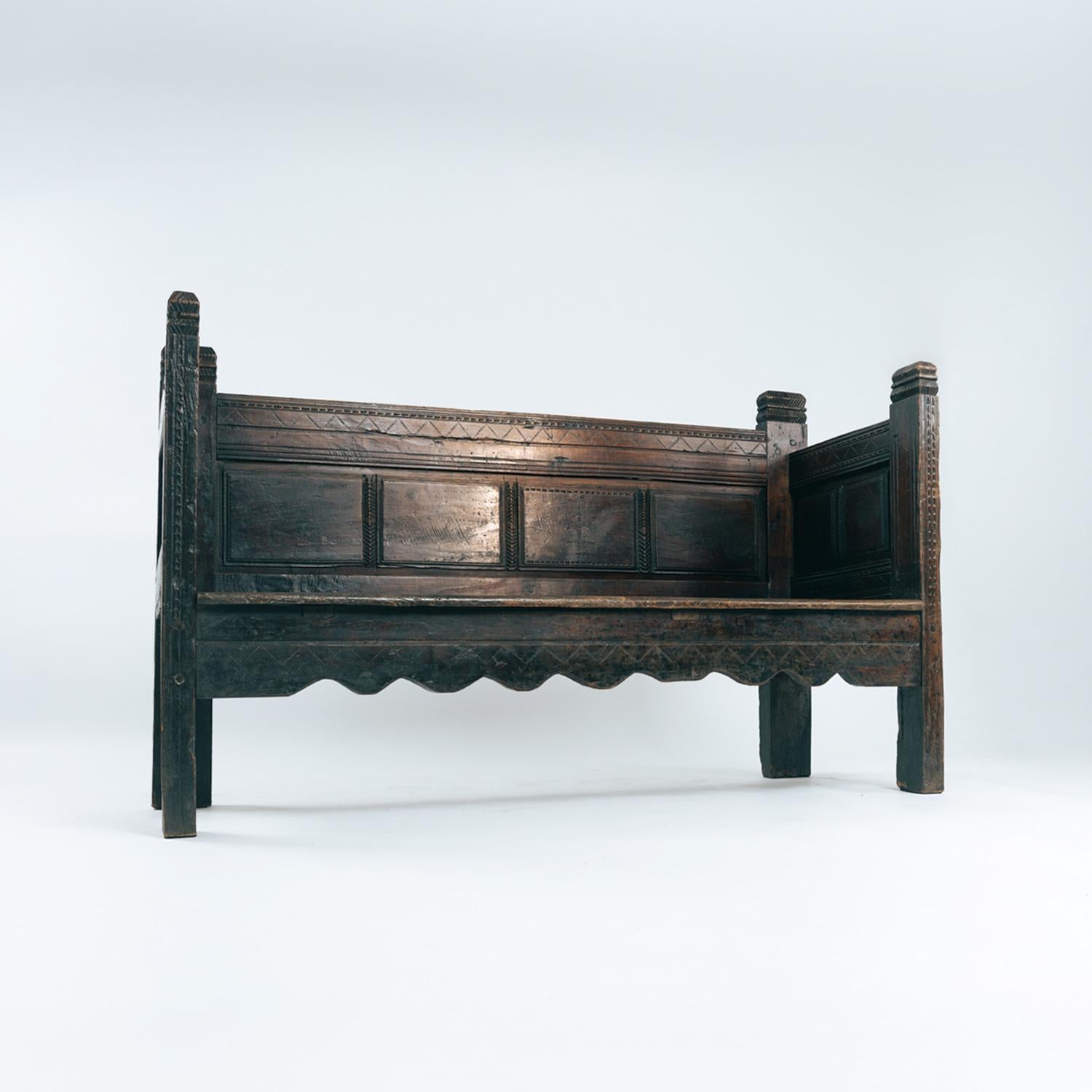 Antike spanische Siesta-Bank aus Nussbaumholz, Spanien Mitte 1700 (18. Jahrhundert) im Angebot