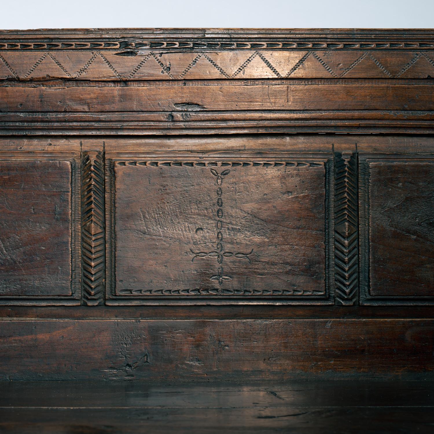 Antike spanische Siesta-Bank aus Nussbaumholz, Spanien Mitte 1700 (Walnuss) im Angebot