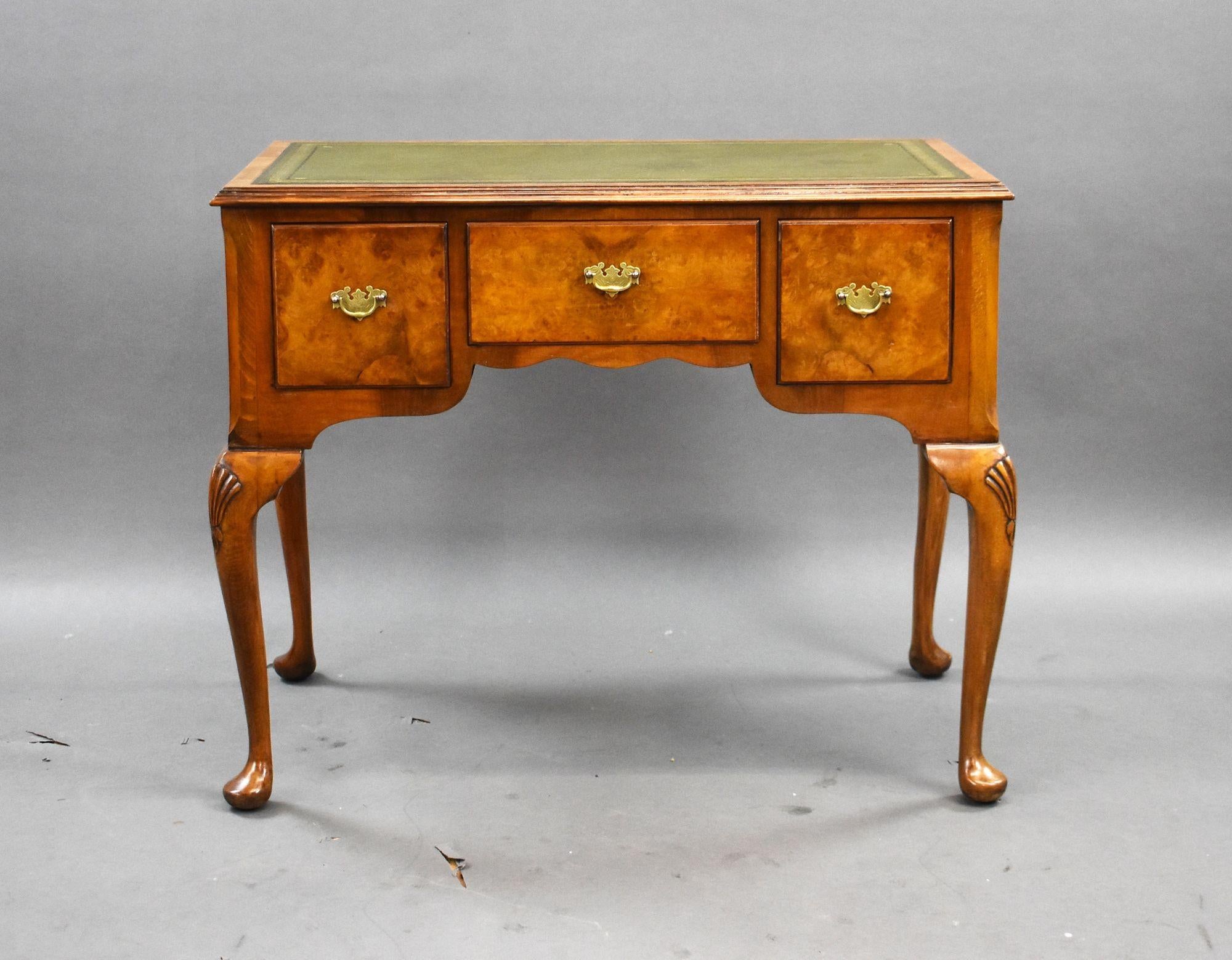Antique Walnut Writing Desk with Tooled Leather Top – Early 20th Century
Antique walnut writing desk, crafted in the early 20th century in a style influenced by Queen Anne design. This desk combines classic elegance with practical functionality,