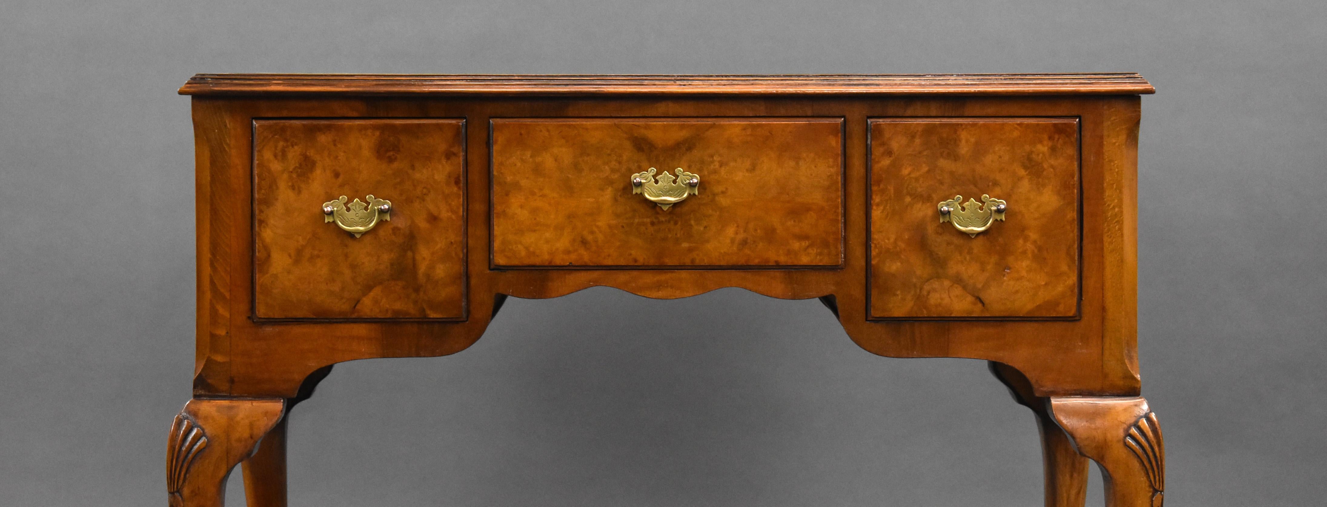 Antique Walnut Writing Table en Bueno estado para la venta en Chelmsford, Essex