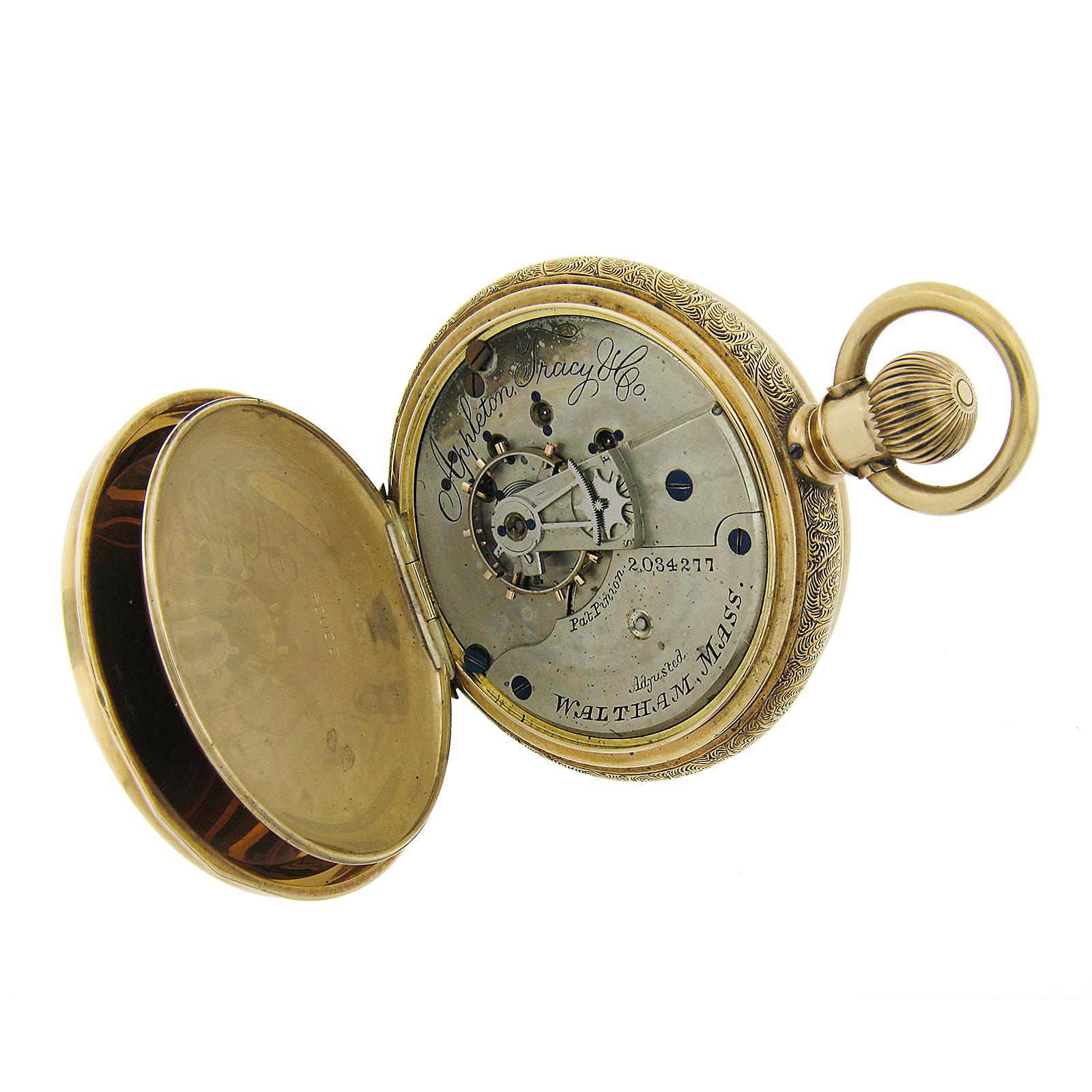 Questo antico orologio da tasca prodotto in America dall'American Waltham Watch Co. È dotato di un movimento meccanico Waltham modello 1877, con carica a stelo e leva a 15 Jewell. La solida cassa hunter in oro giallo 14k presenta un dettagliato
