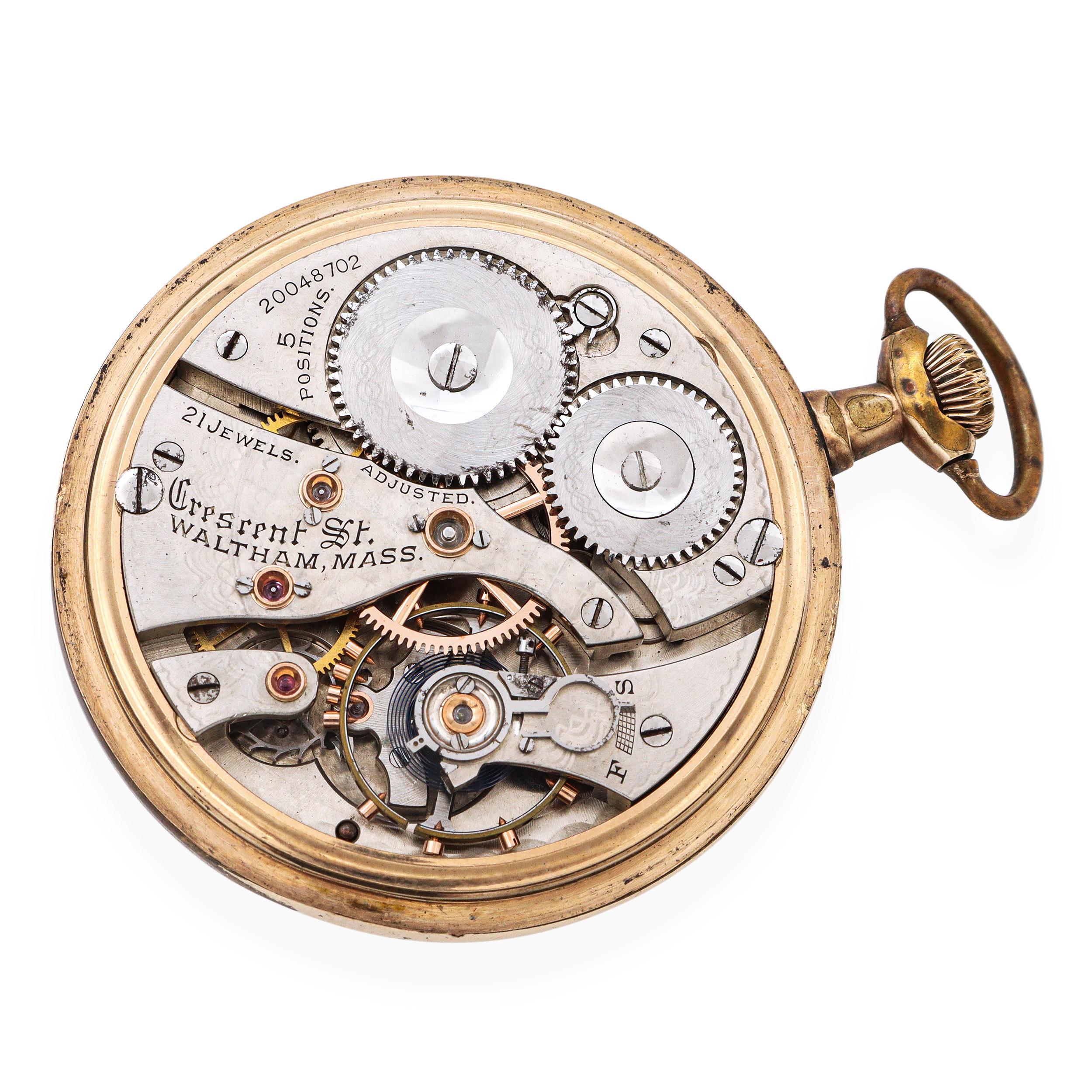 Esempio di eccellenza orologiera americana, questo antico orologio da tasca Waltham Crescent St. è un classico orologio da ferrovia apprezzato per la sua precisione e maestria. Alloggiato in una cassa aperta in oro, presenta un quadrante in smalto