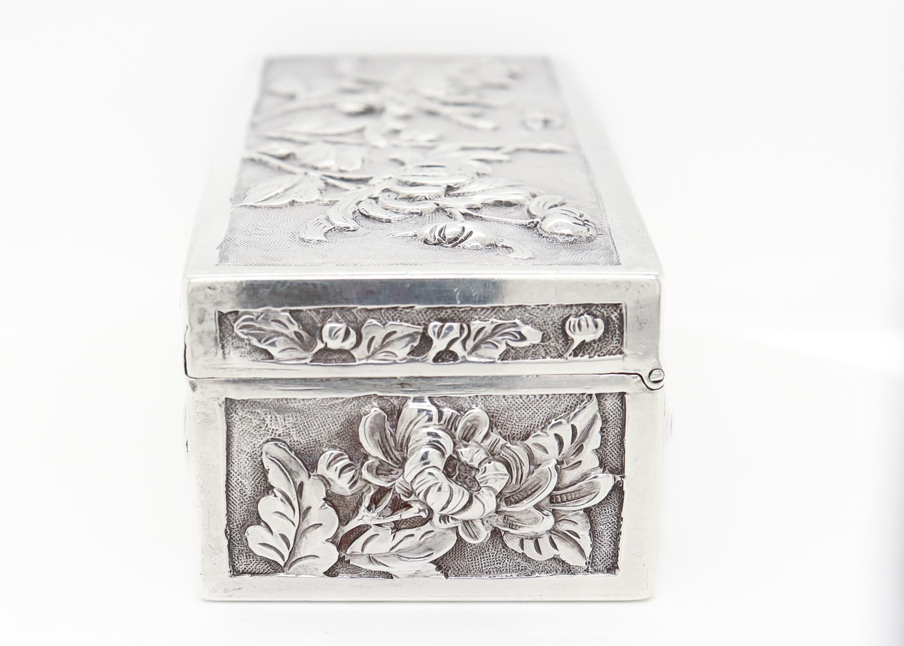Women's or Men's Antique Wang Hing & Co. Chinese Export Silver Repousse Box with Chrysanthemums