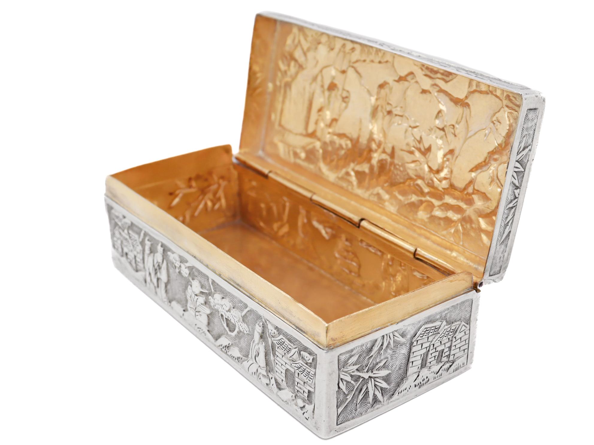 Antike Wang Hing & Co. Chinesischer Export-Silber-Repousse-Schachtel mit Dorfszenen im Zustand „Gut“ in Philadelphia, PA