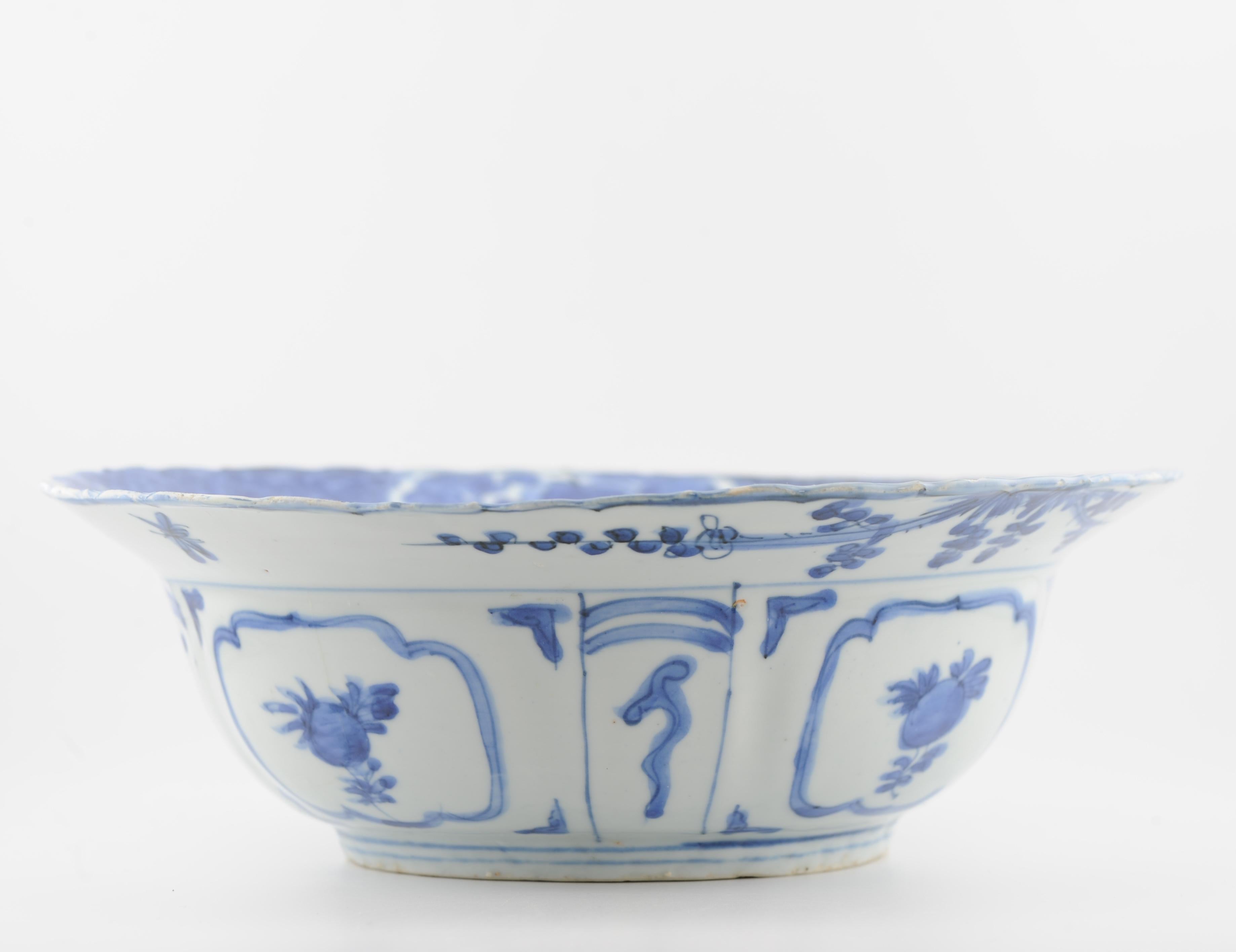 A very nicely potted and painted kraak Klapmuts of a desirable quality. Stunning and unusual piece with beautiful and classical scene.
The inner wall has relief.

Absolute top Quality kraak ware.

Condition
chip and hole to base rim and large