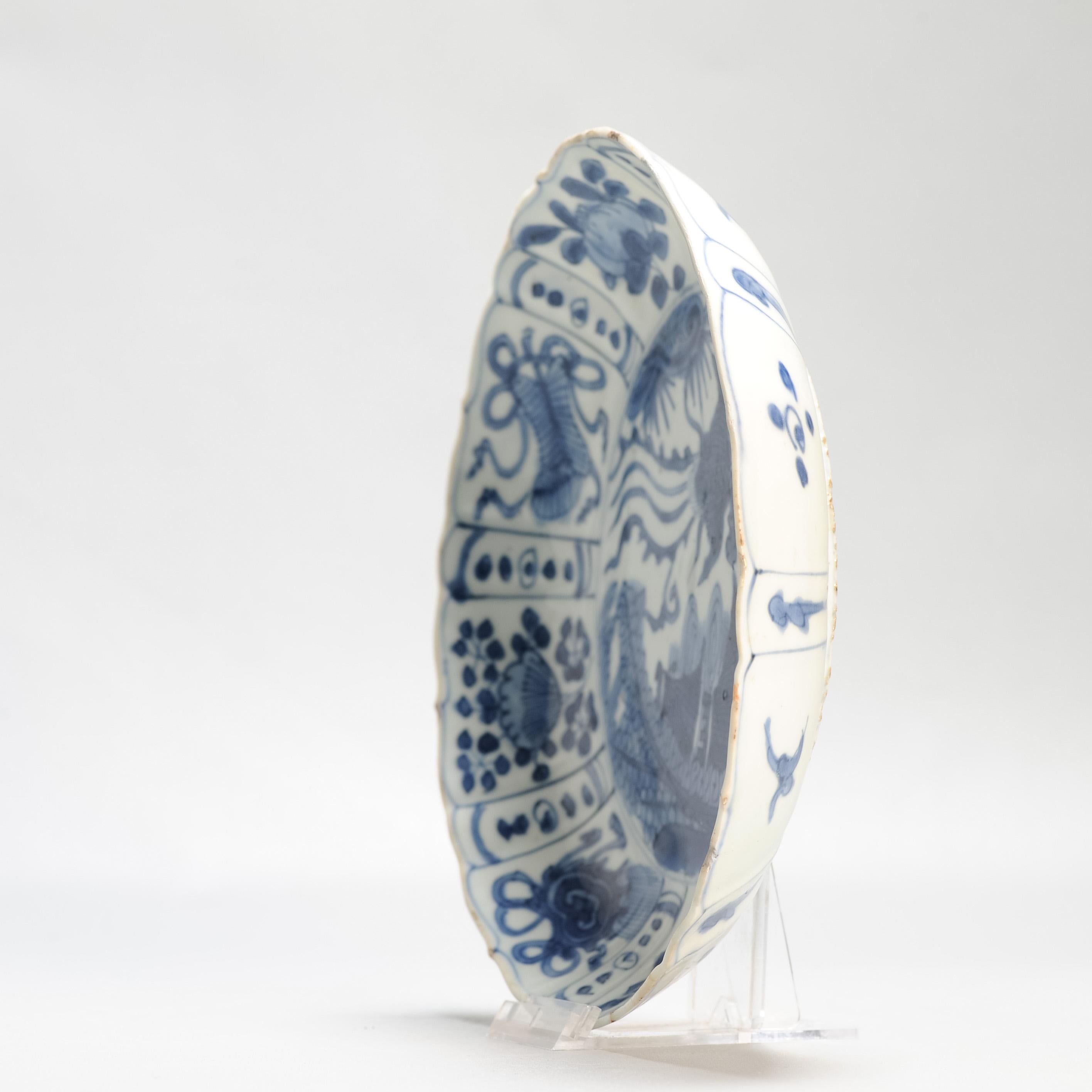 Assiette craque ancienne en porcelaine chinoise Wanli Ming Fenghuang et pagode en vente 4