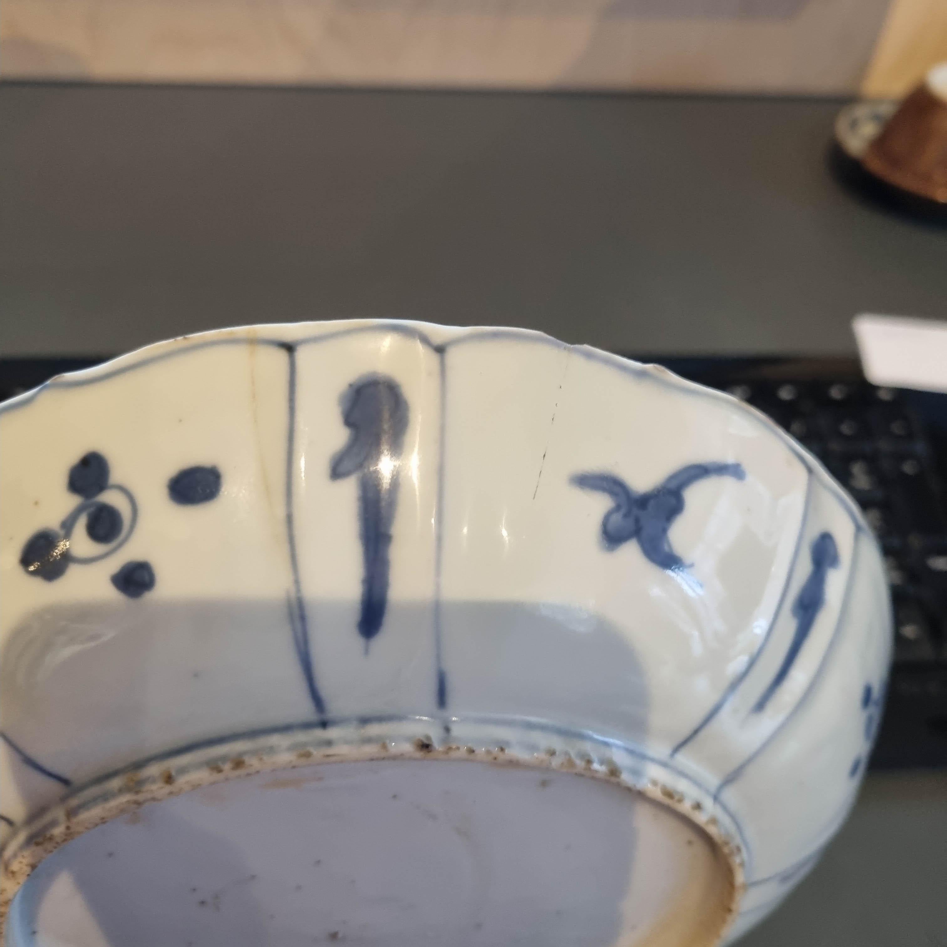 XVIIIe siècle et antérieur Assiette craque ancienne en porcelaine chinoise Wanli Ming Fenghuang et pagode en vente