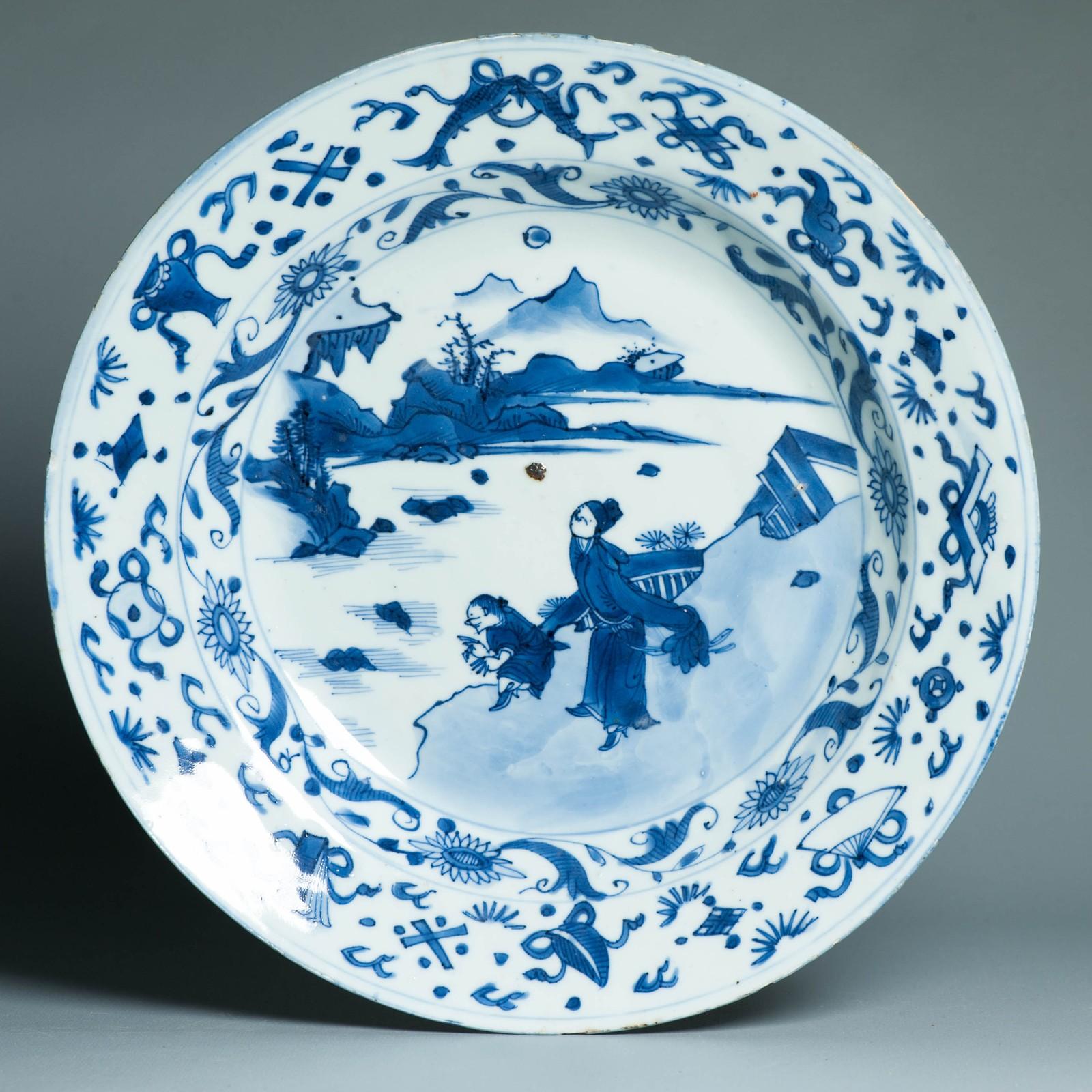 Partage avec vous ce nouvel arrivage et très satisfait de celui-ci. Assiette Kraak de grande taille de la fin de la période Ming, d'une qualité exceptionnelle en bleu de cobalt. D'une manière générale, la pièce est déjà de grande qualité, mais la