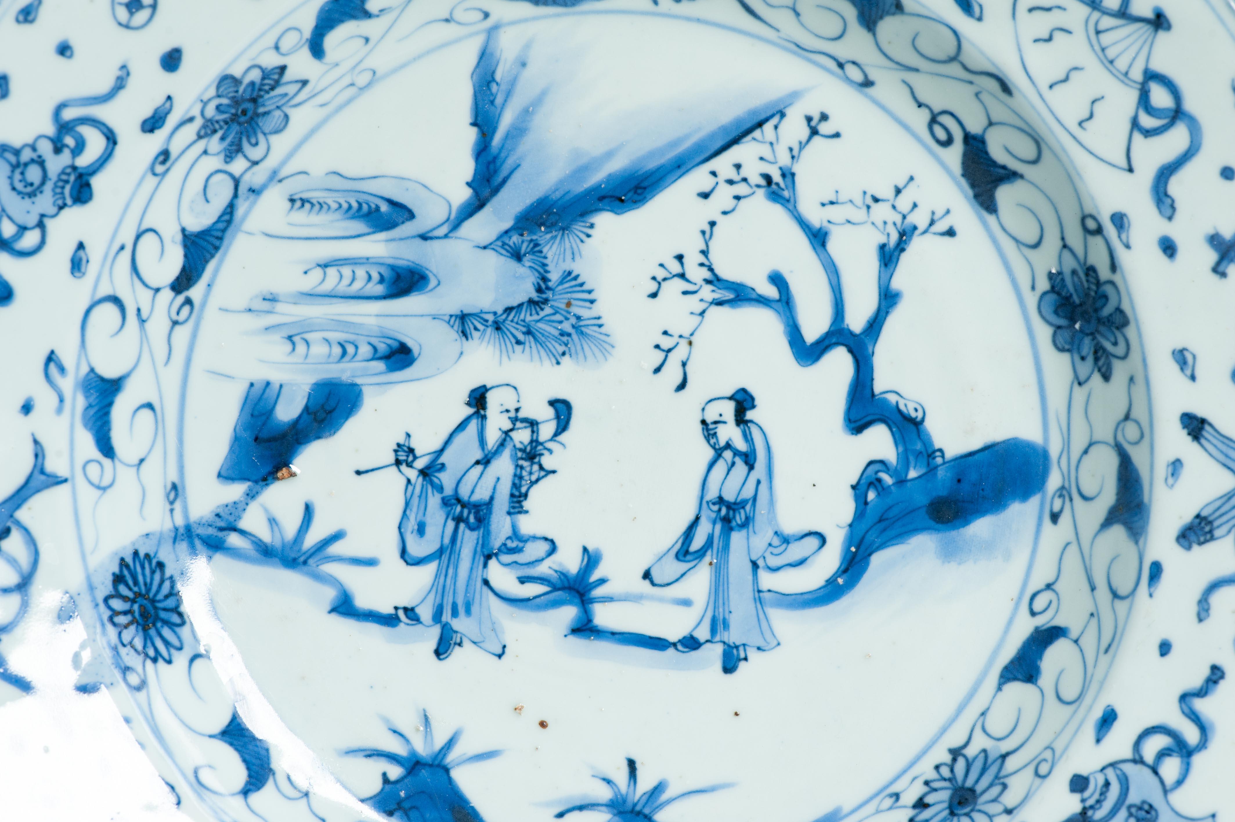 Antiker Wanli / Tianqi Ming Chinesischer Porzellan-Kraak-Figurenteller aus Porzellan mit chinesischem Geschmack (Ming-Dynastie) im Angebot