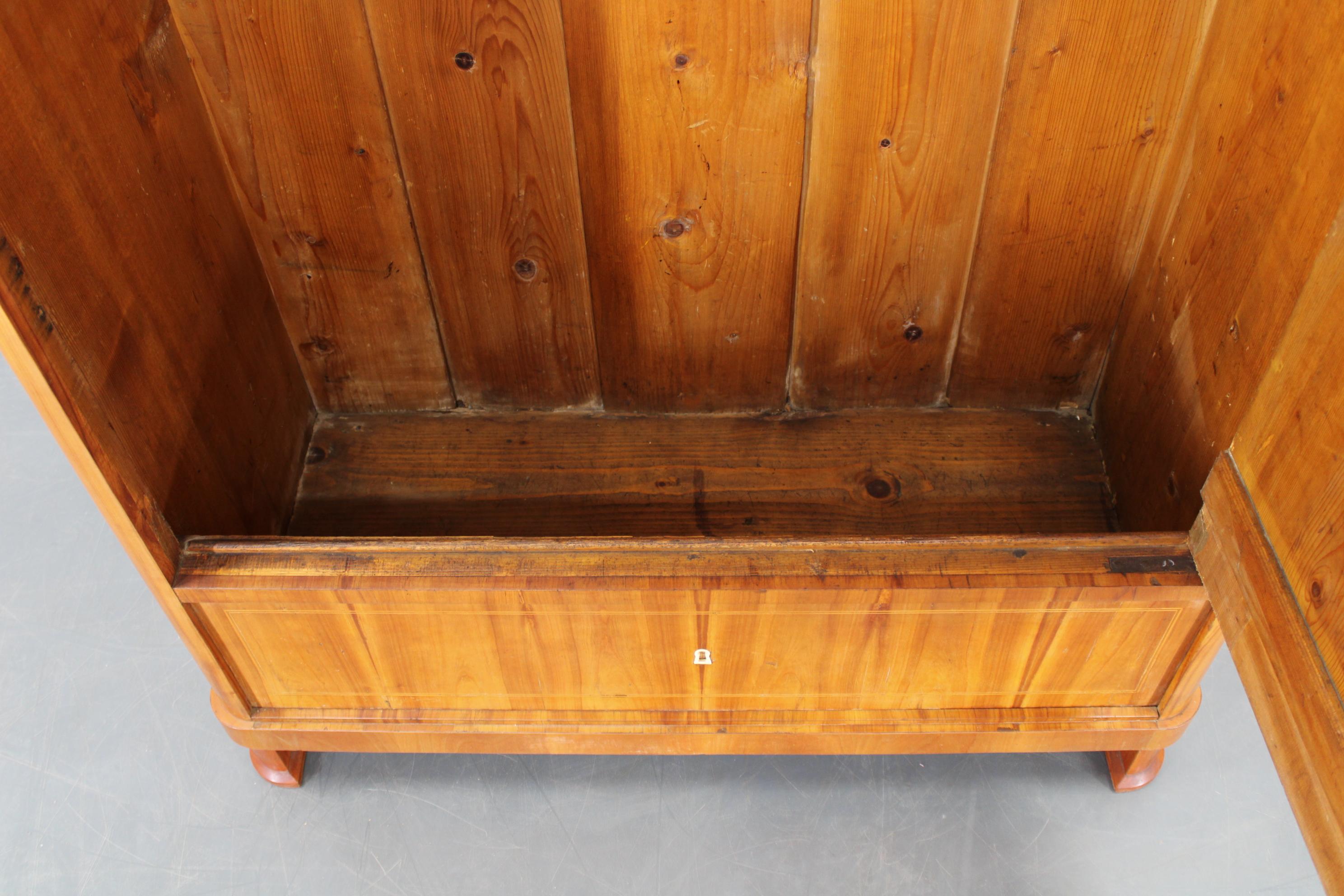 Antiker Kleiderschrank, Tschechoslowakei (Holz) im Angebot