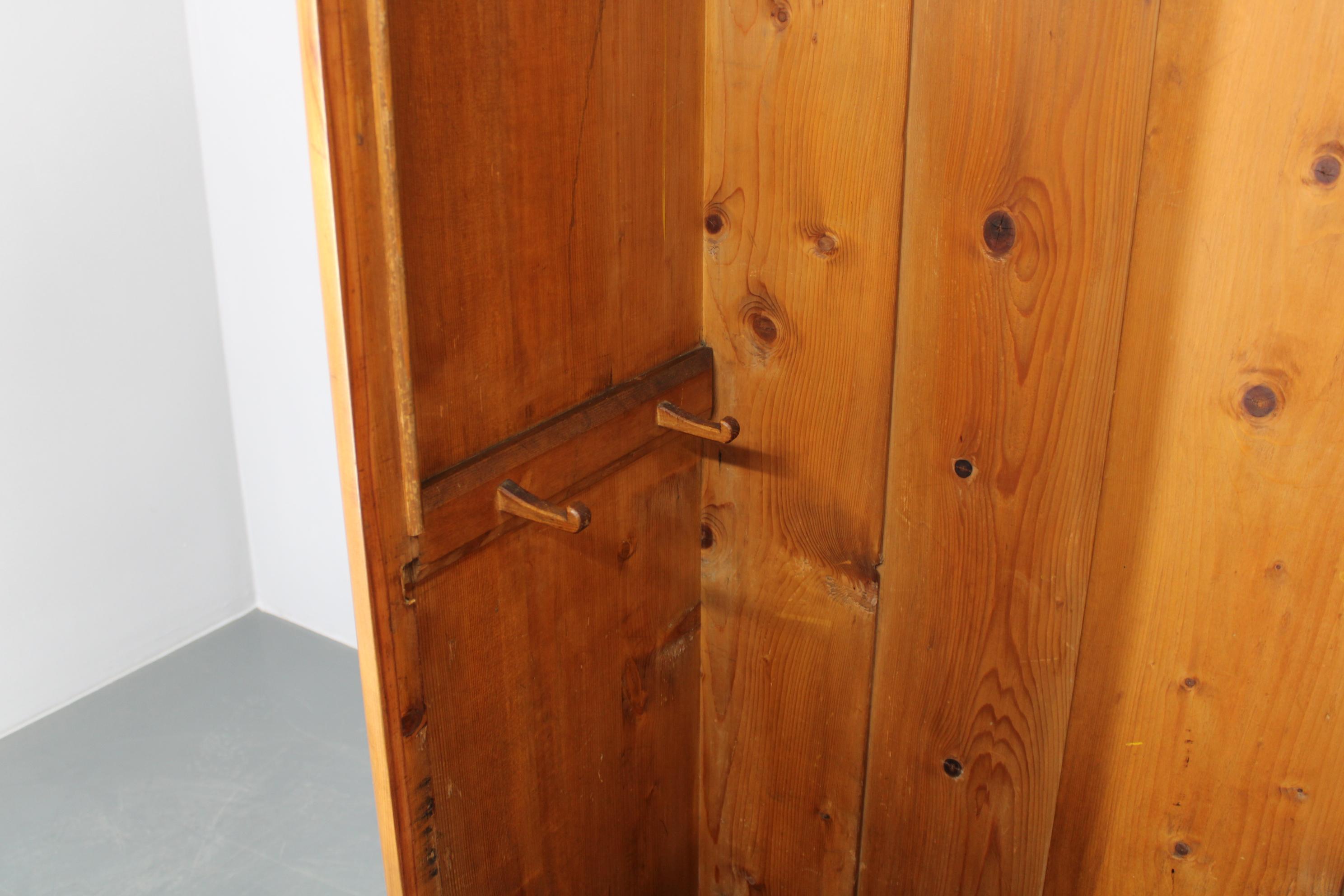 Antiker Kleiderschrank, Tschechoslowakei im Angebot 1