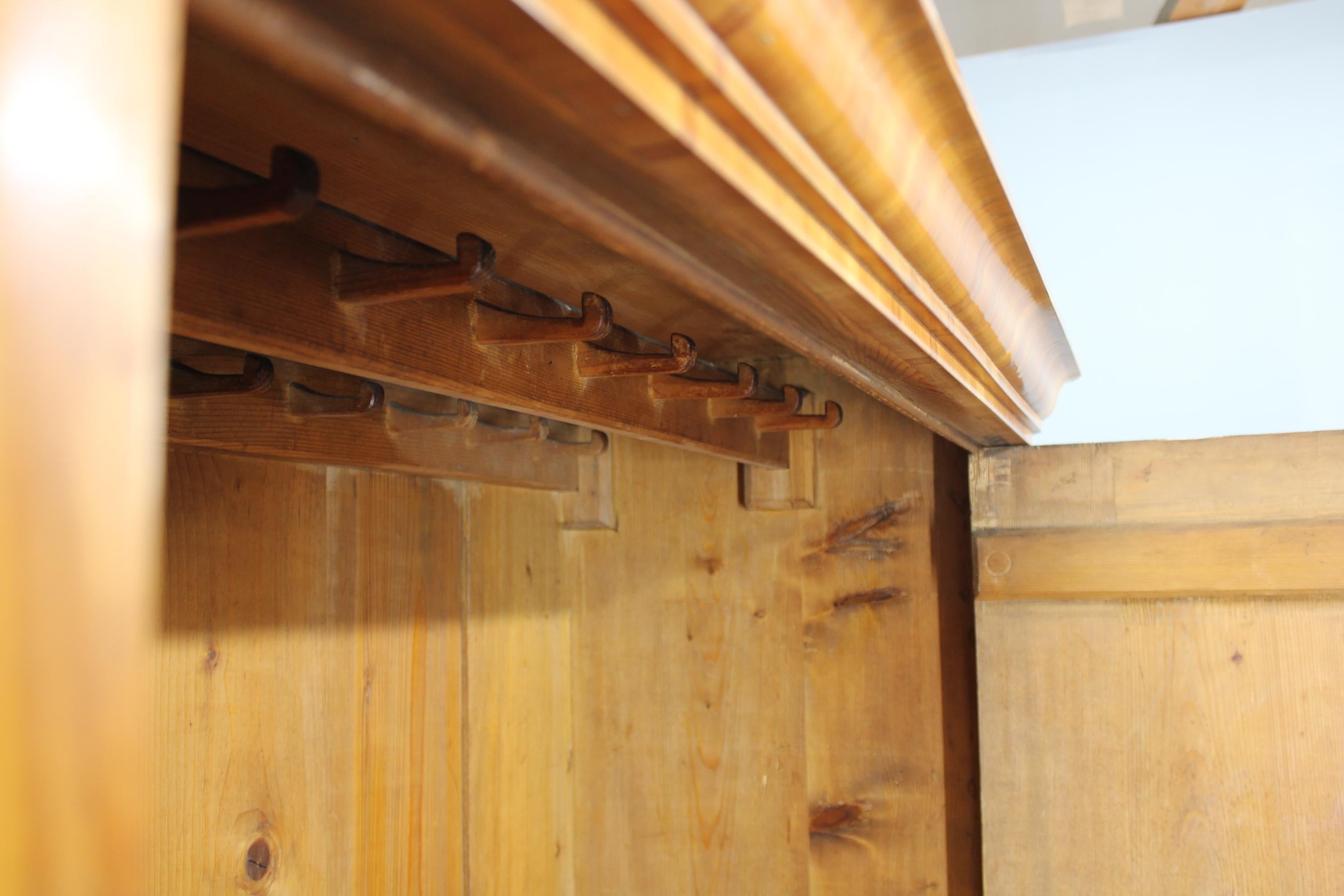 Antiker Kleiderschrank, Tschechoslowakei im Angebot 2