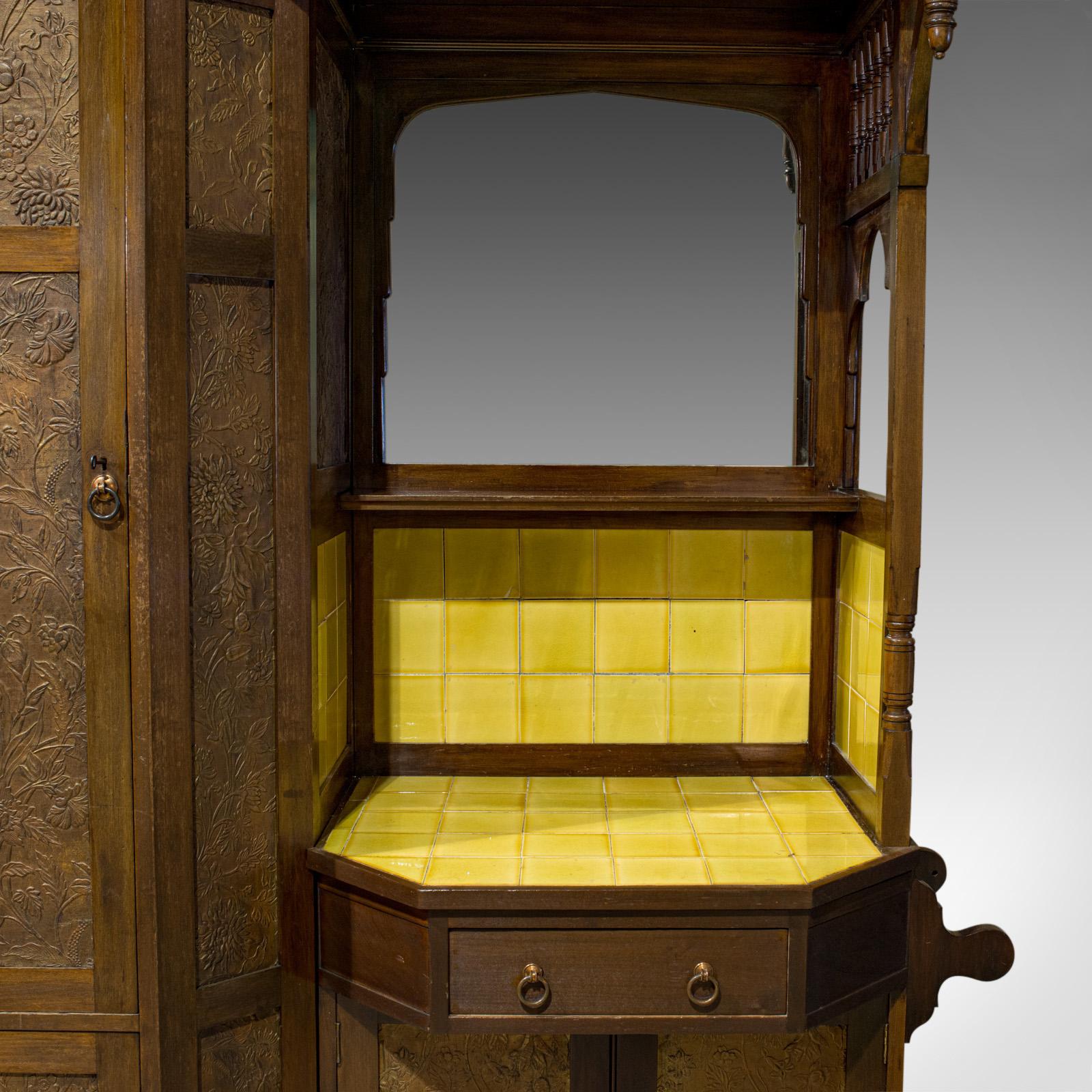 Armoire ancienne en noyer anglais, style Art déco, vanité, Liberty of London, vers 1920 4