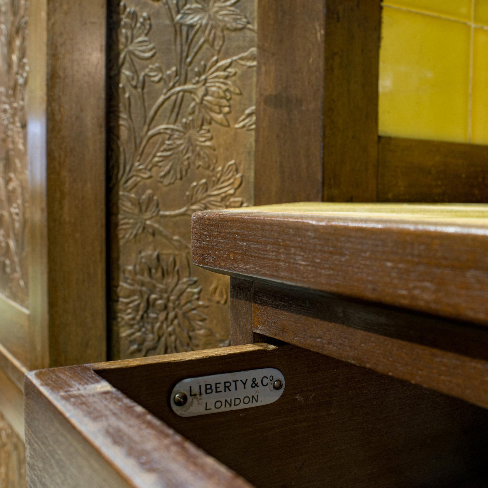 Armoire ancienne en noyer anglais, style Art déco, vanité, Liberty of London, vers 1920 5