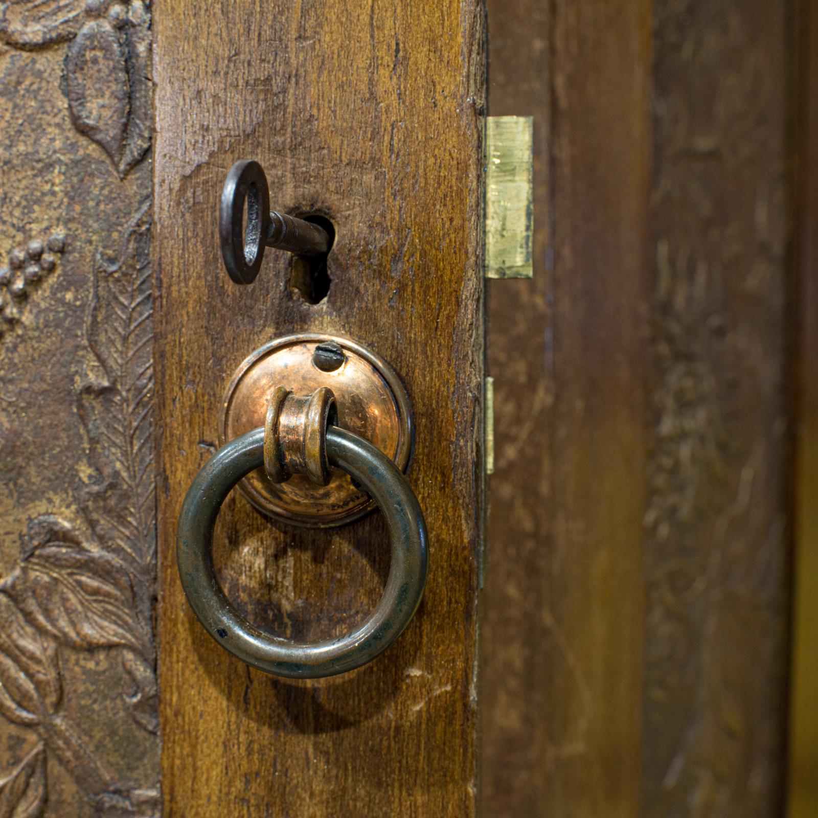 Armoire ancienne en noyer anglais, style Art déco, vanité, Liberty of London, vers 1920 6