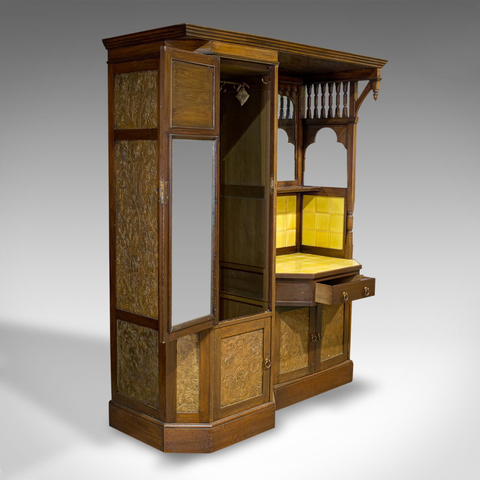 C'est une armoire ancienne. Armoire à linge Art Déco en noyer avec miroir de courtoisie par Liberty of London, datant du début du 20e siècle, vers 1920.

Une pièce Art déco intéressante, réalisée par un fabricant renommé
Affiche une patine