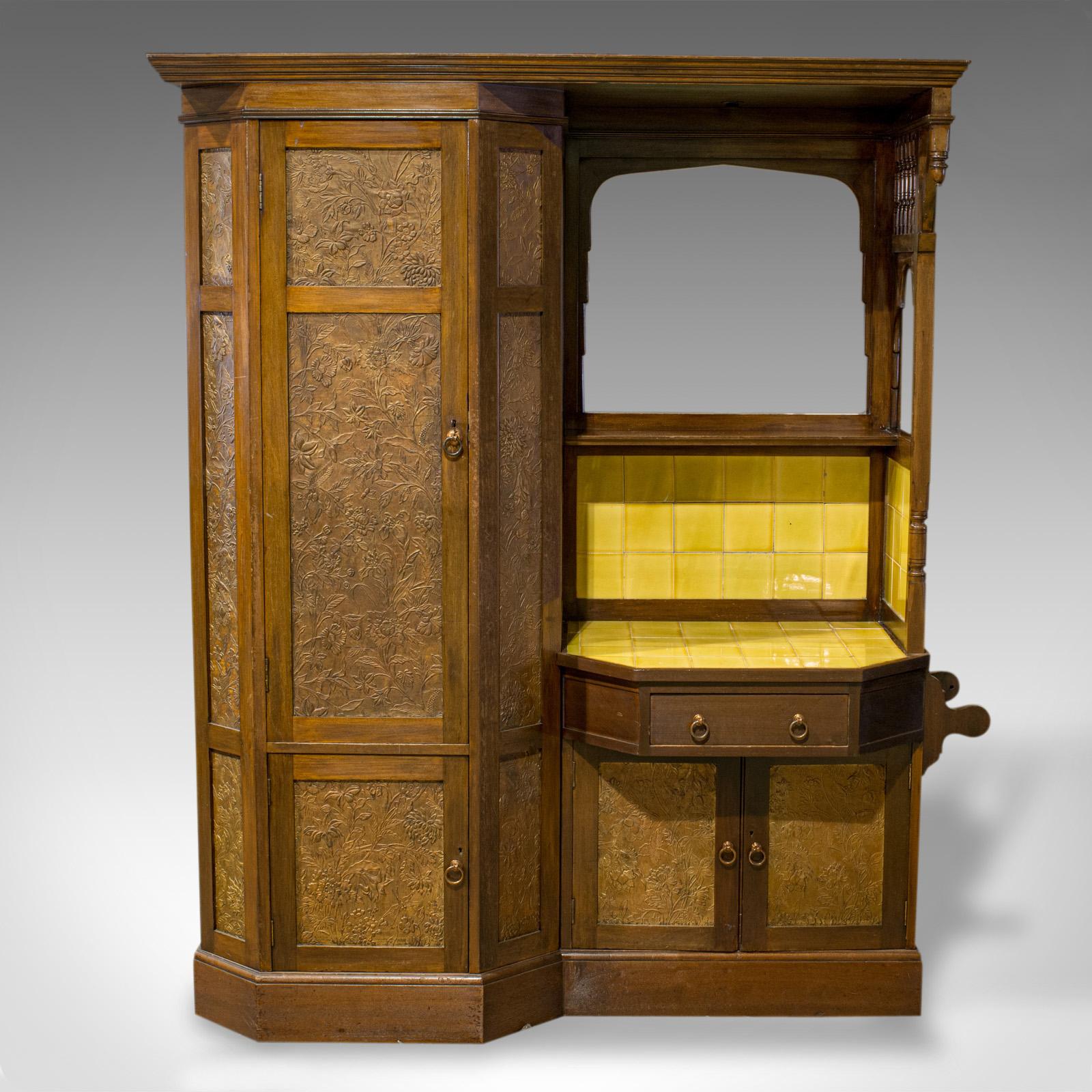 Armoire ancienne en noyer anglais, style Art déco, vanité, Liberty of London, vers 1920 Bon état à Hele, Devon, GB