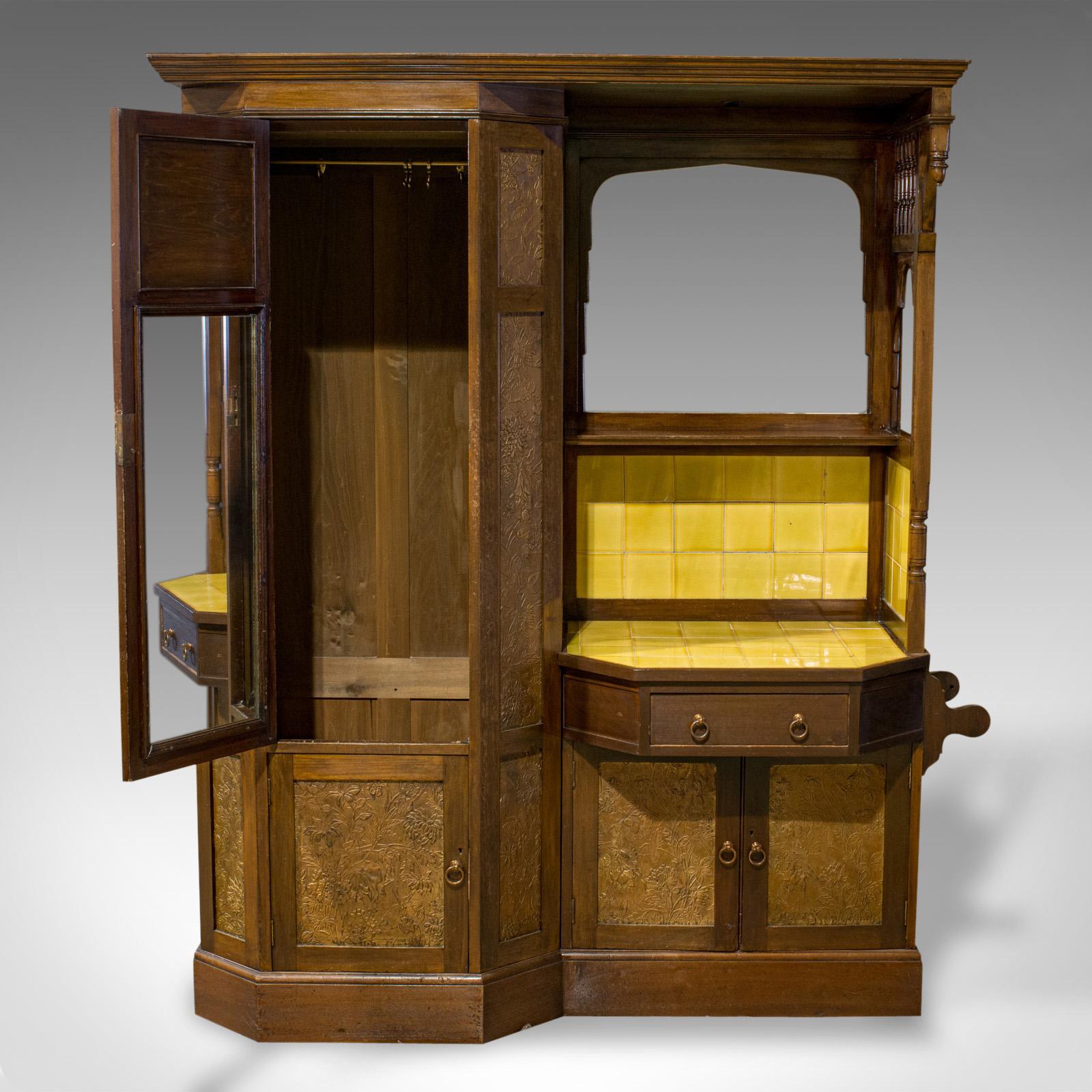 20ième siècle Armoire ancienne en noyer anglais, style Art déco, vanité, Liberty of London, vers 1920