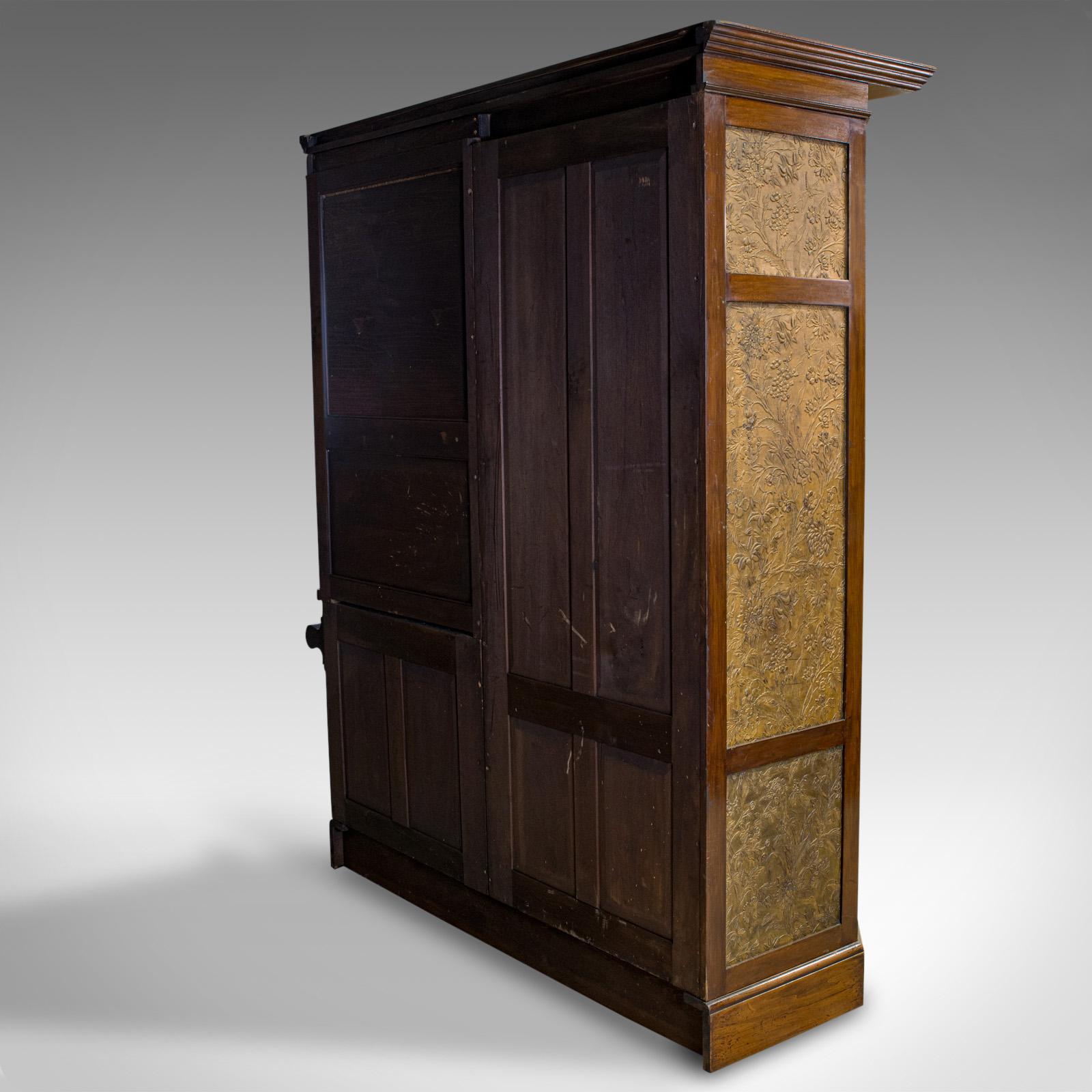 Armoire ancienne en noyer anglais, style Art déco, vanité, Liberty of London, vers 1920 1