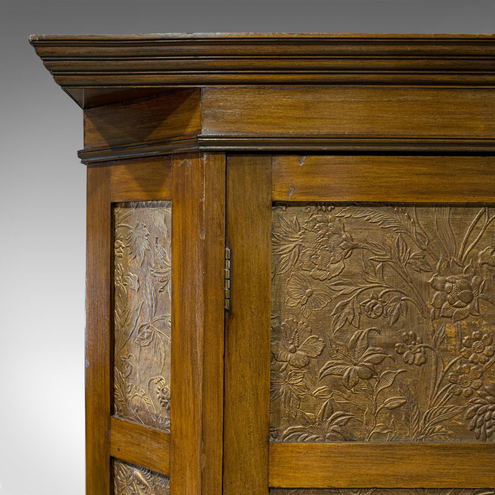 Armoire ancienne en noyer anglais, style Art déco, vanité, Liberty of London, vers 1920 3