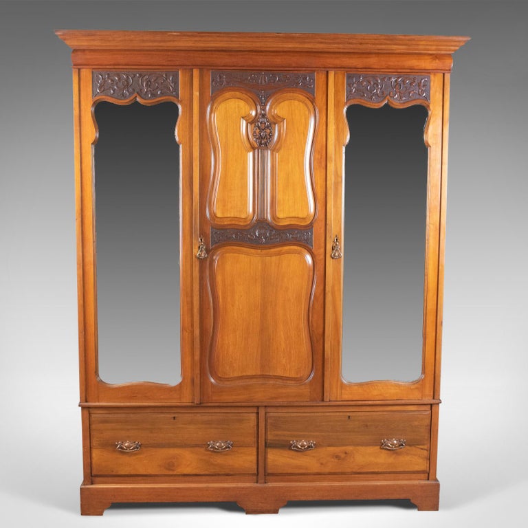 Armoire ancienne anglaise, noyer, compacte, R. James Gloucester, datant