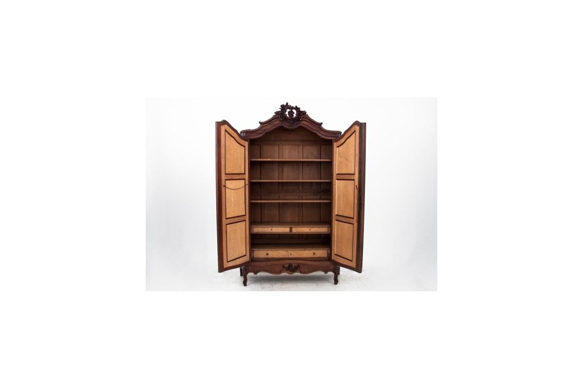 Antique wardrobe from the turn of the 19th and 20th centuries.

Dimensions: height 262 cm / width 172 cm / depth. 56 cm