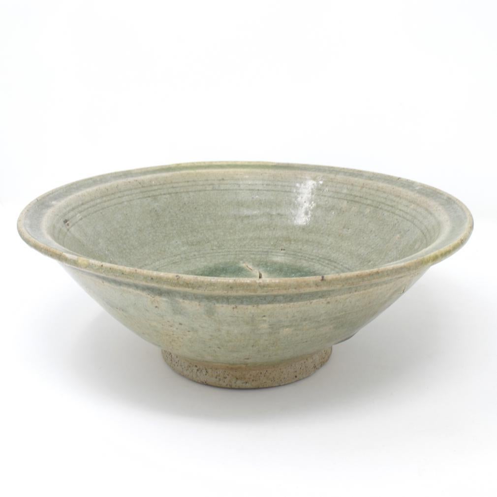 Antique “Waster” Celadon Bowl, Sawankhalok kilns, Thailand, 14th/15th century. In Good Condition For Sale In Point Richmond, CA