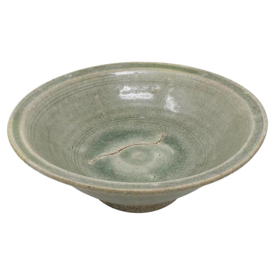 Antike Celadon-Schale aus Waschbecken, Sawankhalok-Öfen, Thailand, 14./15. Jahrhundert.