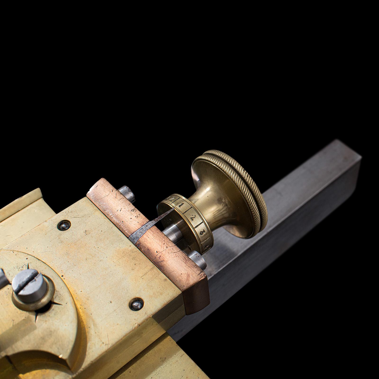 Antico tornio da orologiaio, strumento di precisione svizzero, in ottone e rame, circa 1900 2